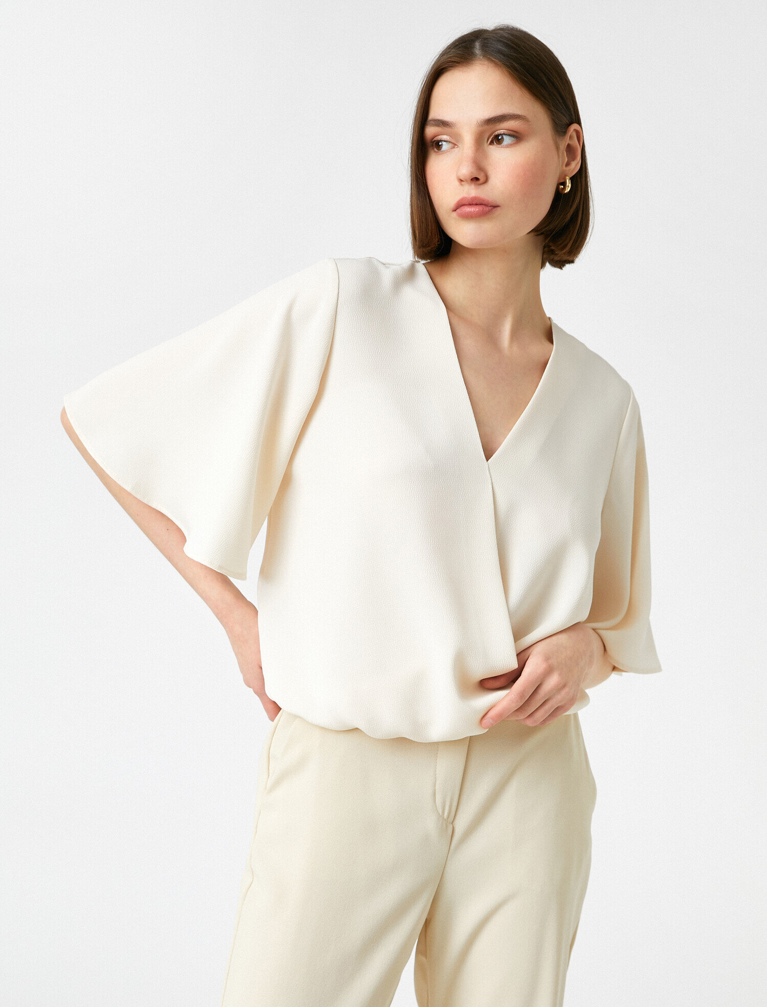   V Yaka Kısa Kollu Bluz