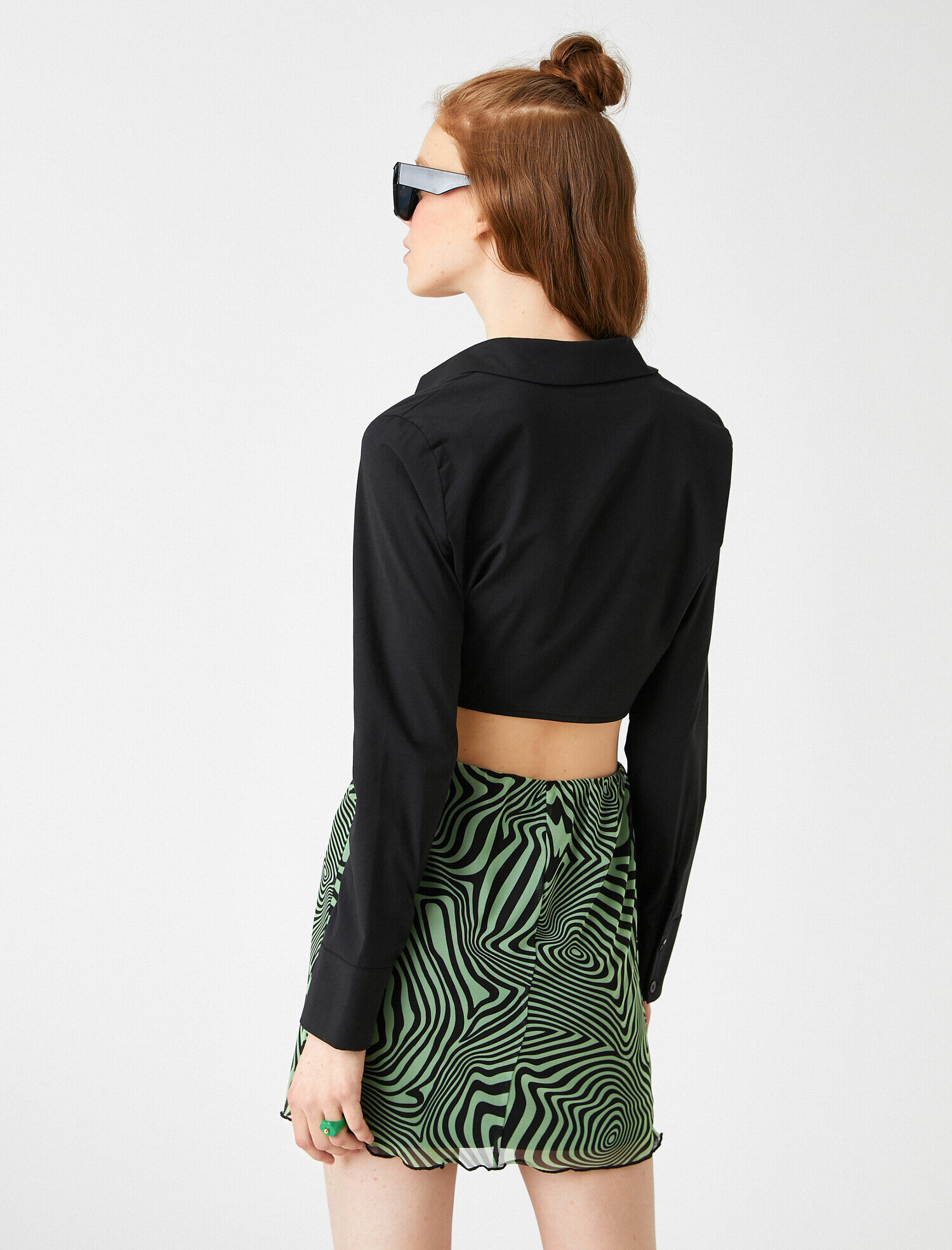   Derin V Yaka Önden Bağcık Detaylı Yandan Fermuarlı Crop Bluz