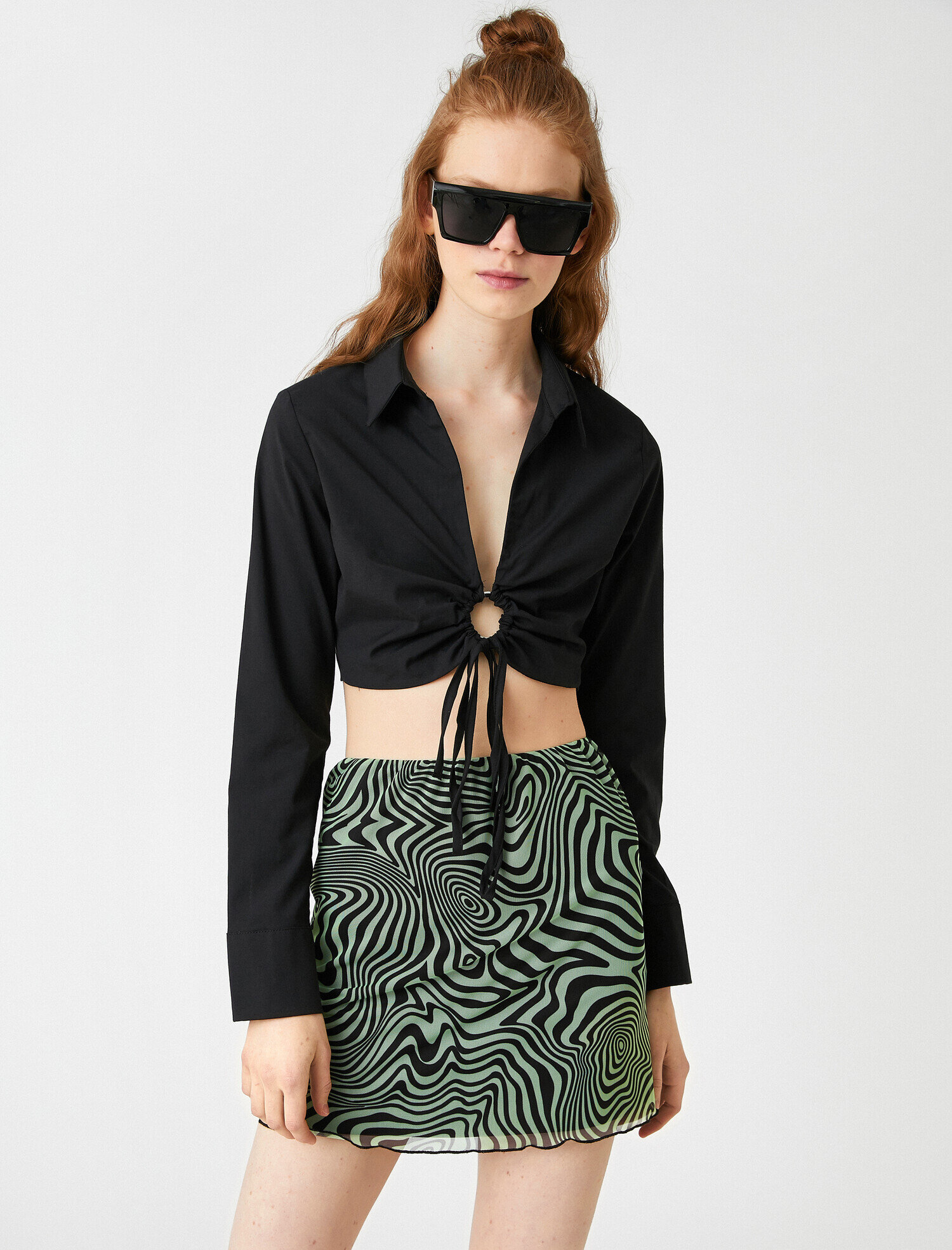   Derin V Yaka Önden Bağcık Detaylı Yandan Fermuarlı Crop Bluz