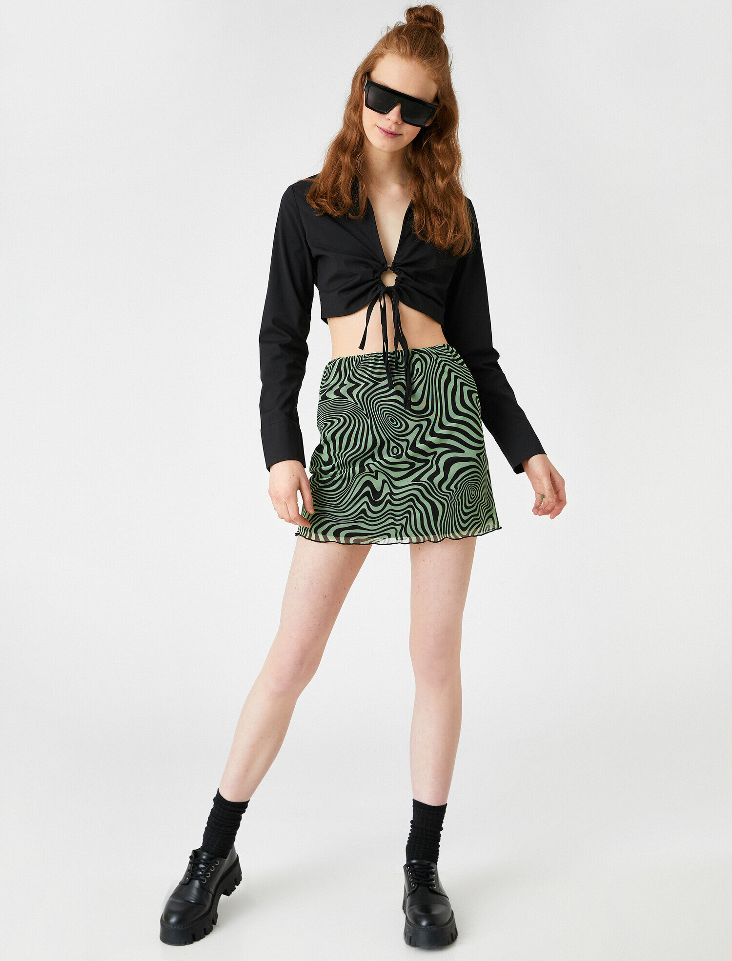   Derin V Yaka Önden Bağcık Detaylı Yandan Fermuarlı Crop Bluz