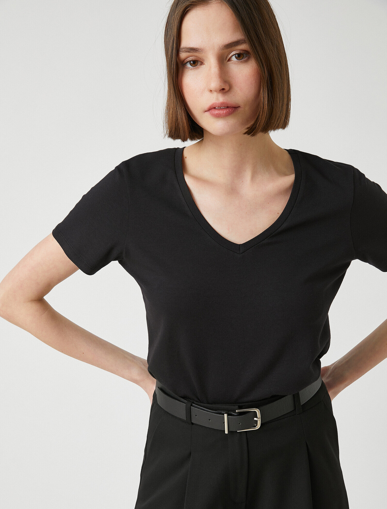   V Yaka Kısa Kollu Basic Tişört