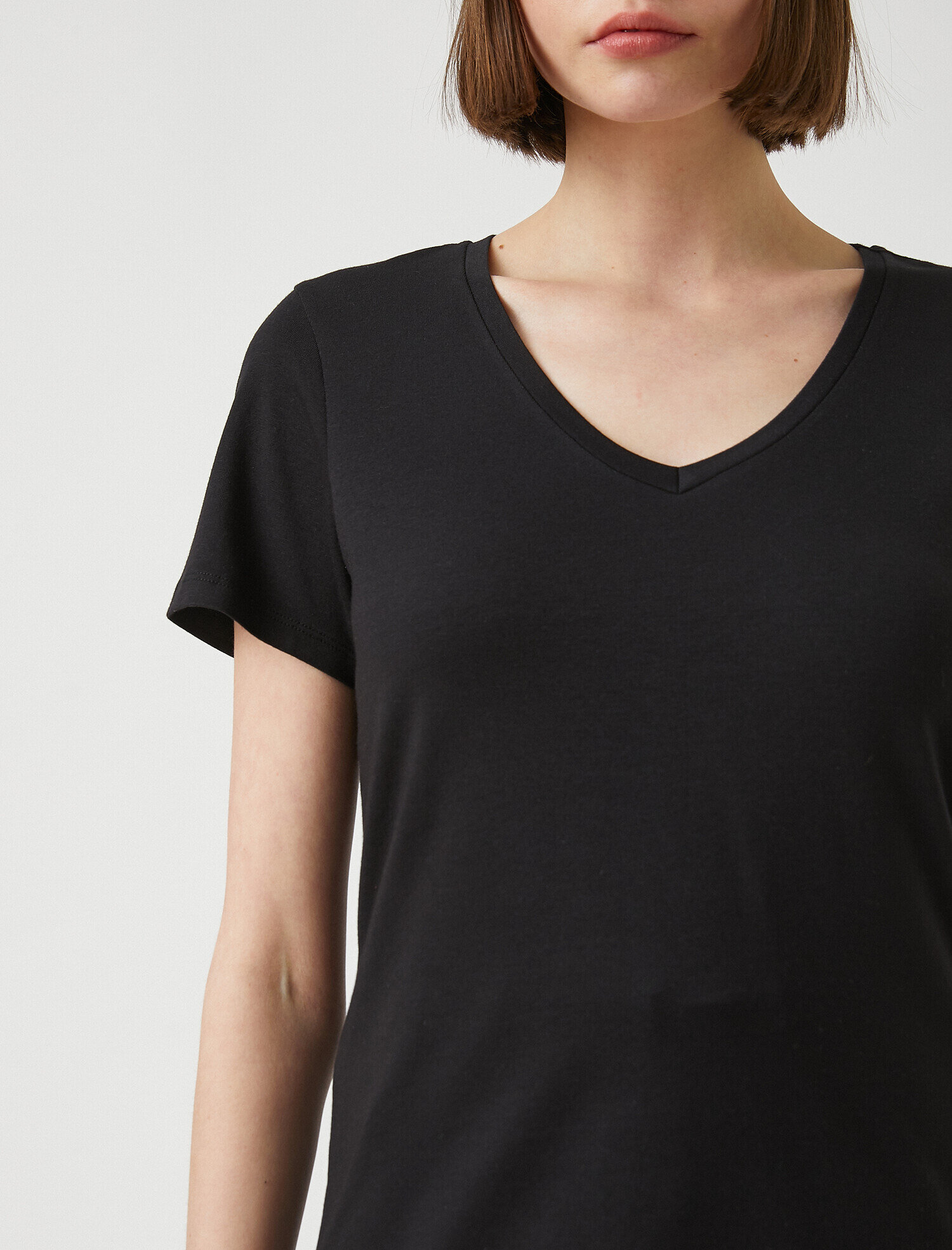   V Yaka Kısa Kollu Basic Tişört