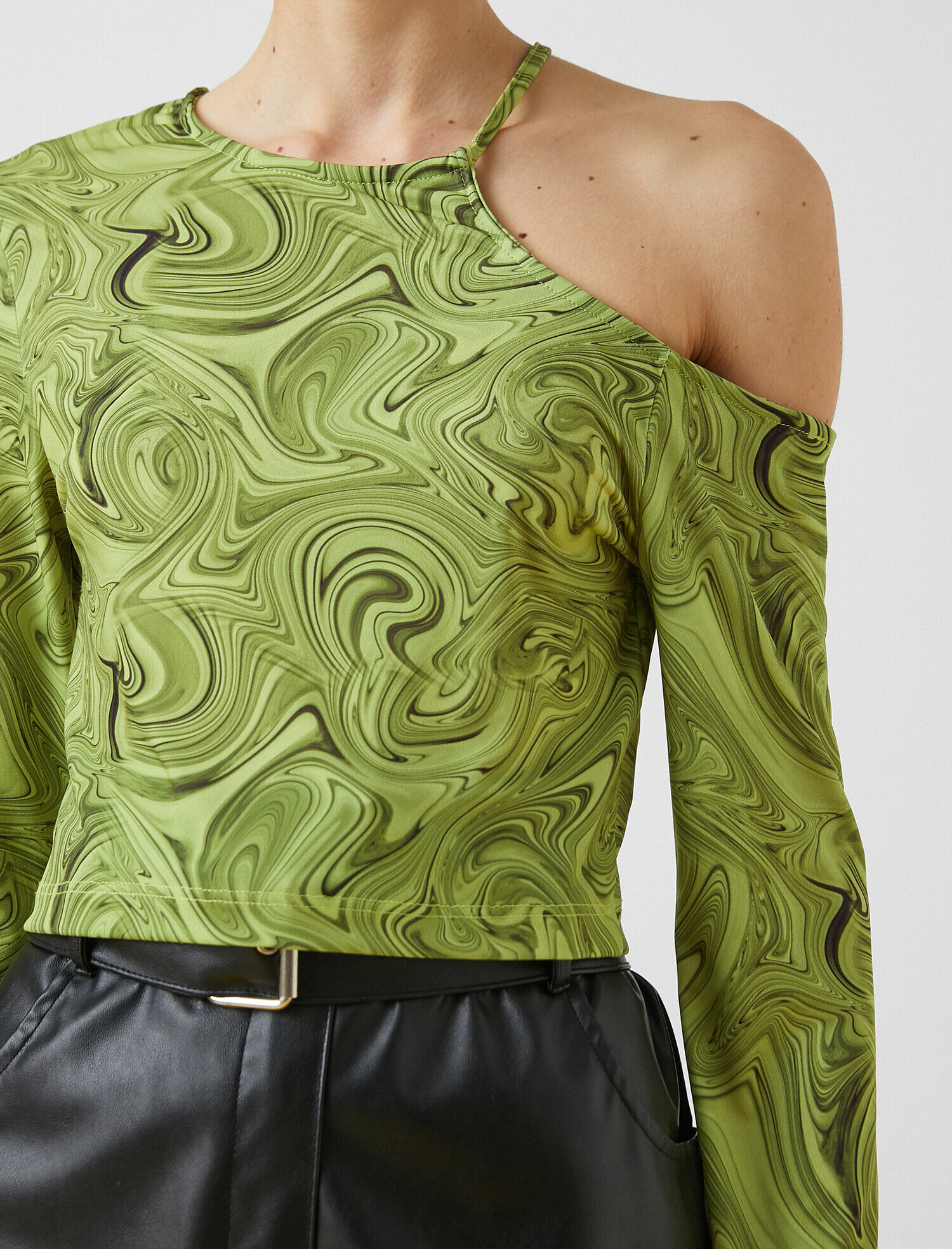   Asimetrik Yaka Tişört