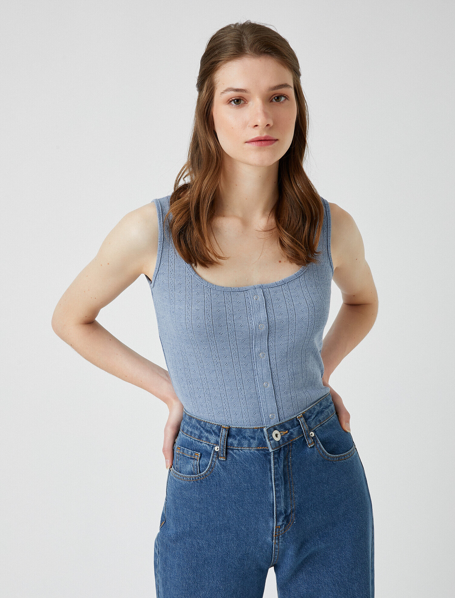   U Yaka Düğme Detaylı Atlet