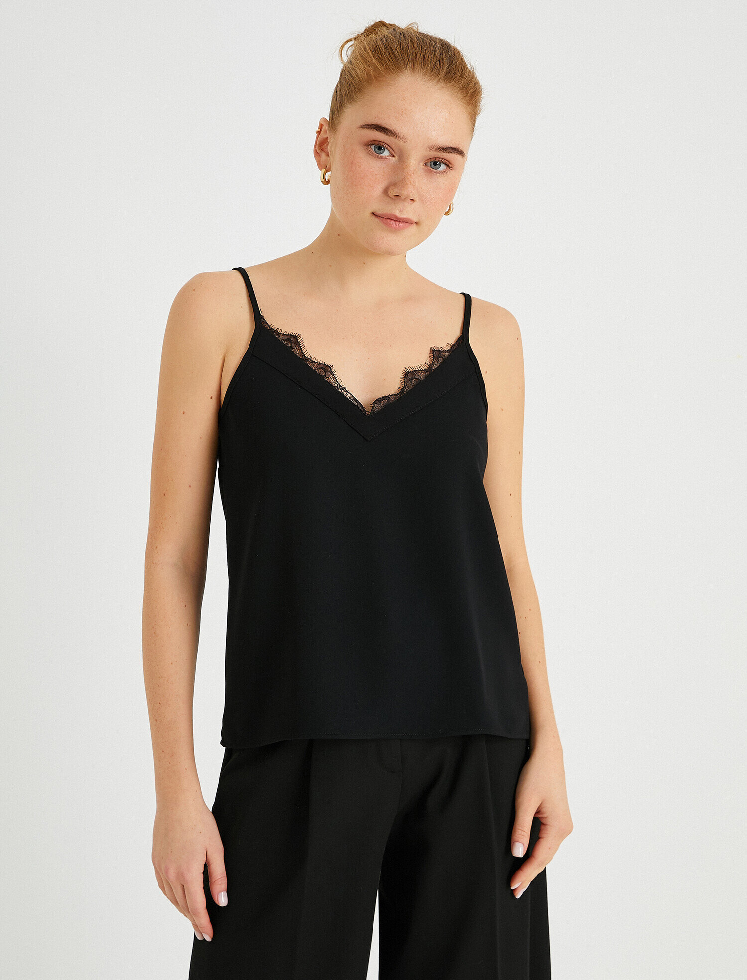 Dantelli Atlet İnce Askılı V Yaka