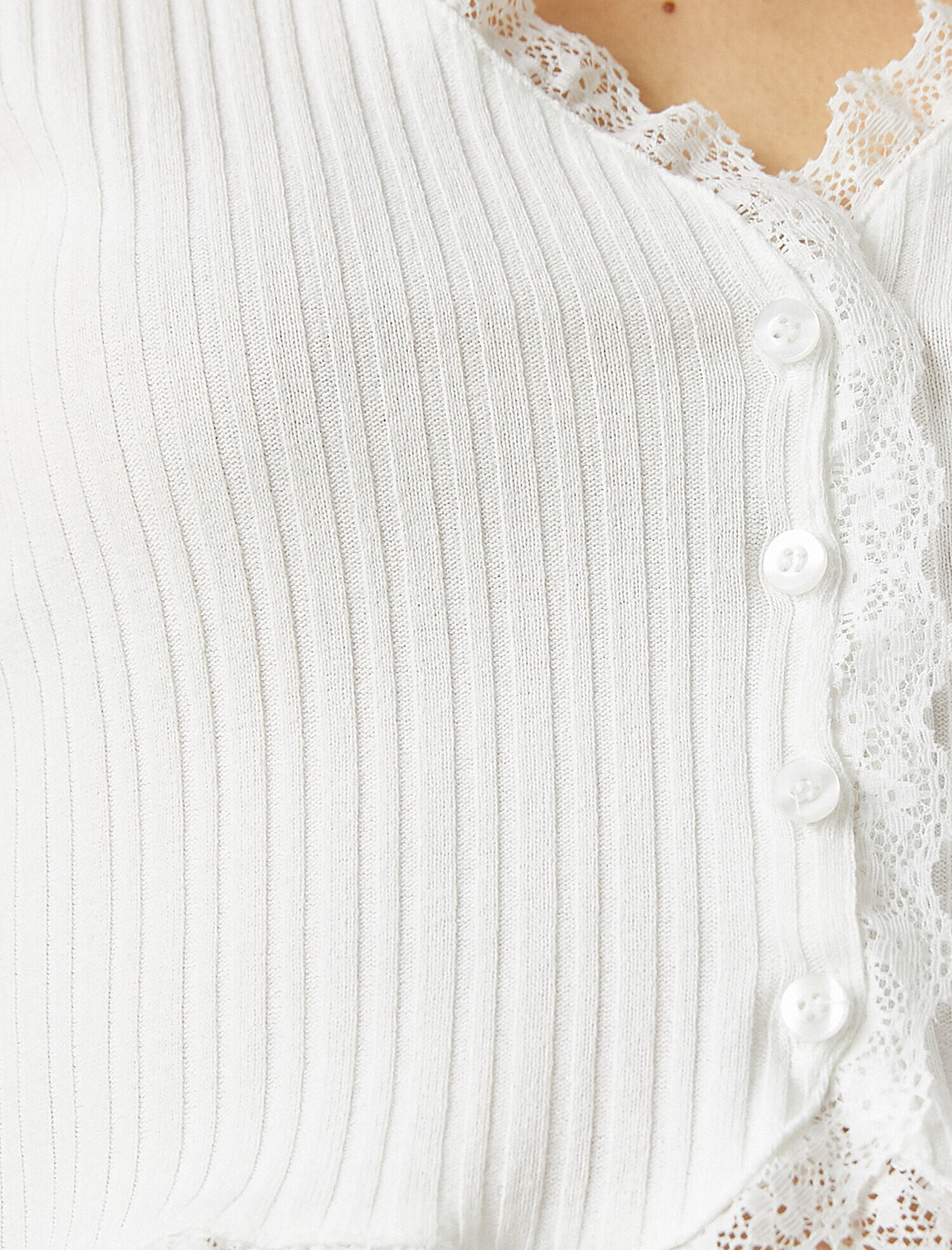   Crop Tişört Düğmeli Dantel Detaylı V Yaka