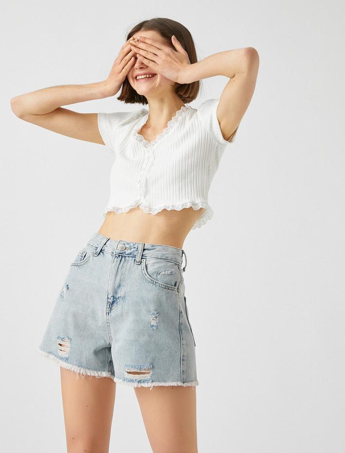  Crop Tişört Düğmeli Dantel Detaylı V Yaka