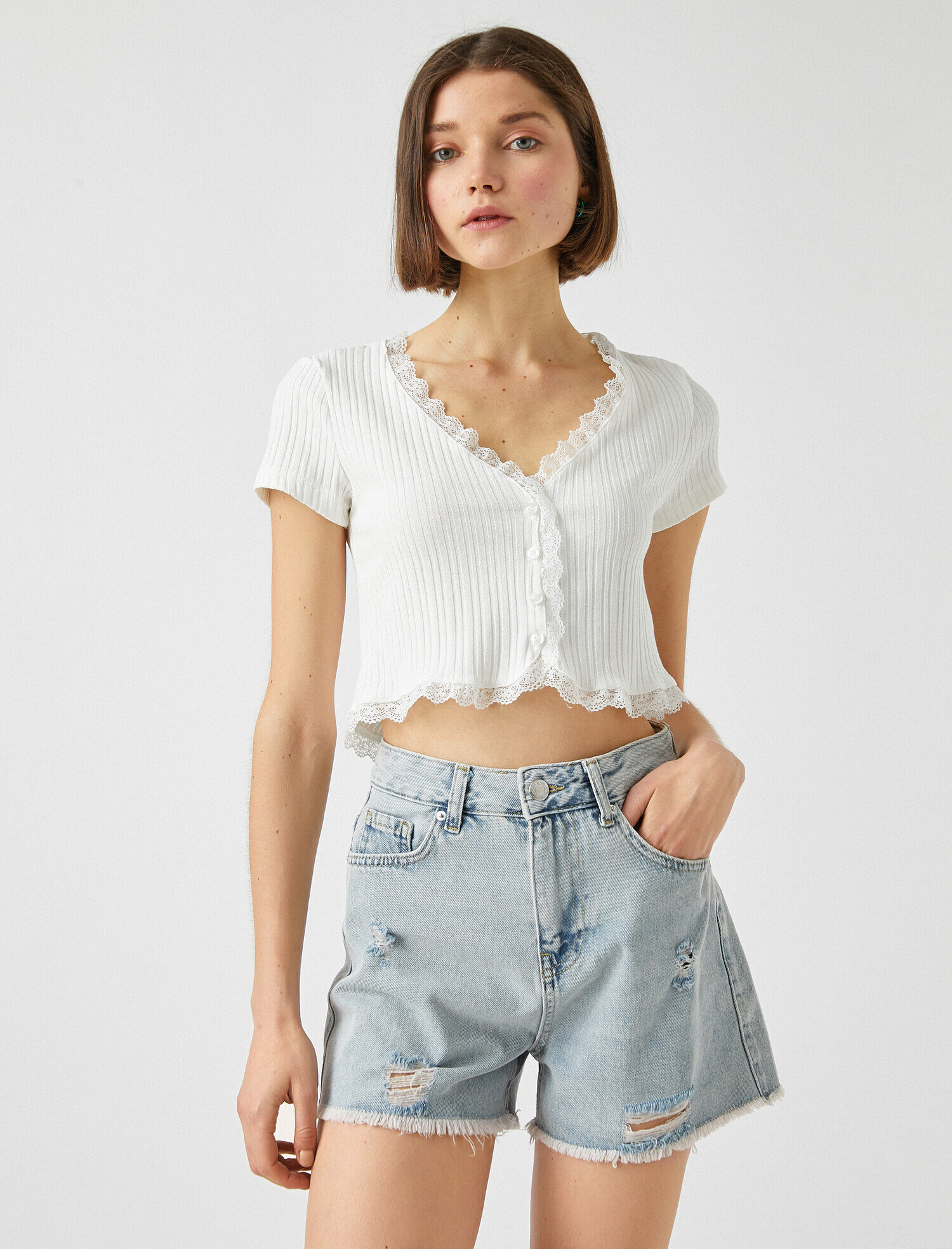   Crop Tişört Düğmeli Dantel Detaylı V Yaka