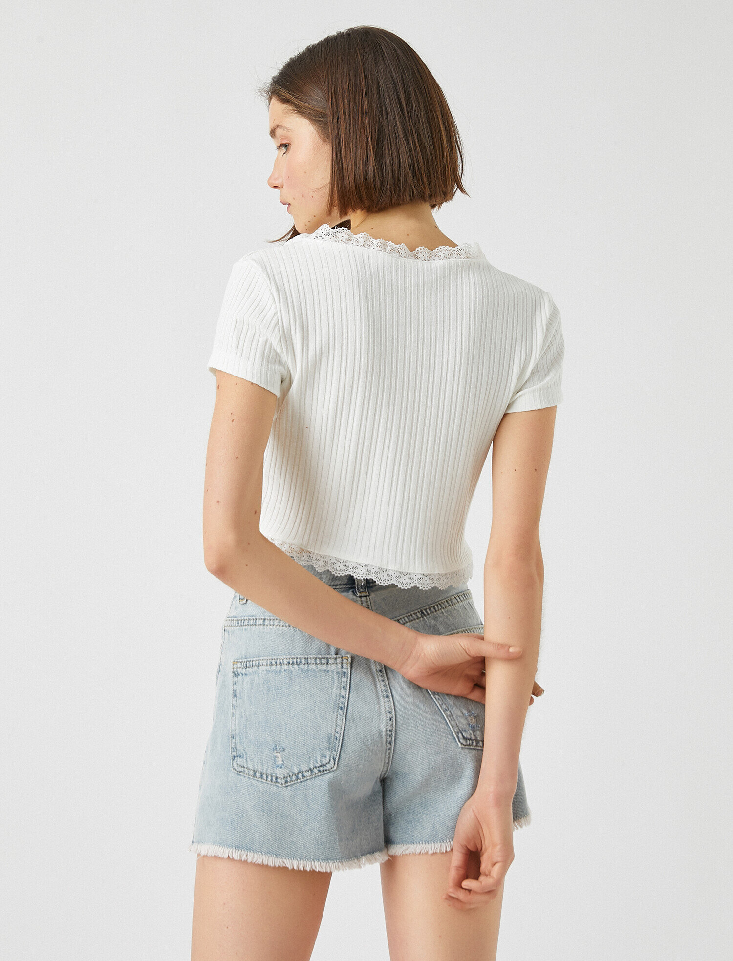   Crop Tişört Düğmeli Dantel Detaylı V Yaka