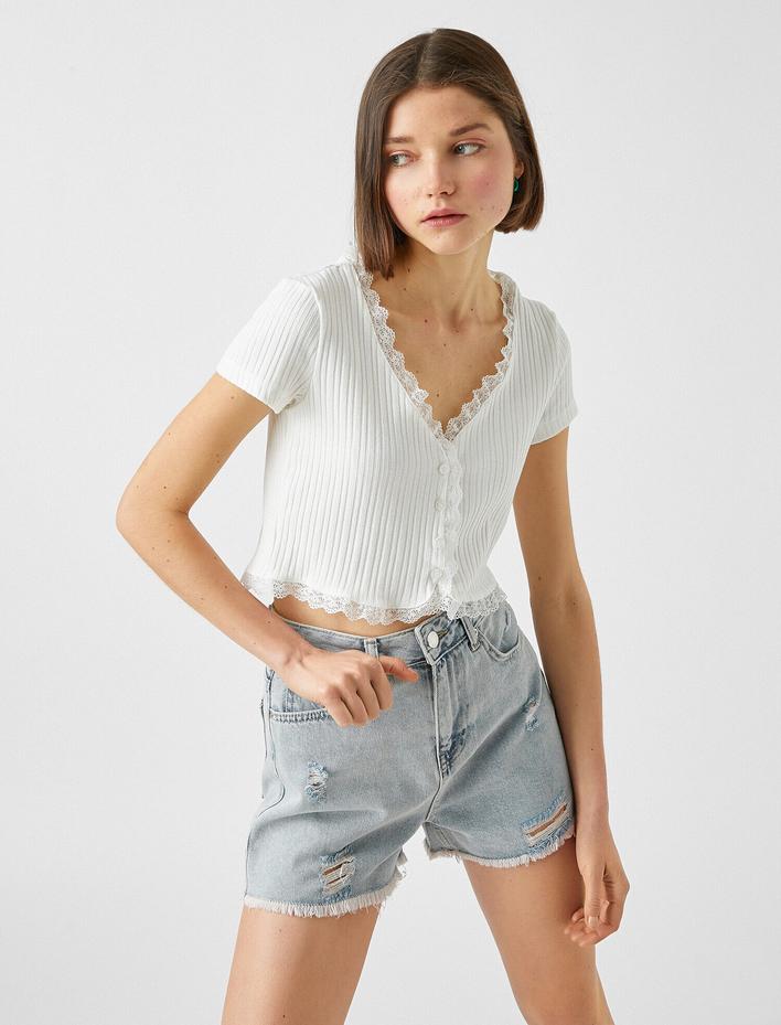  Crop Tişört Düğmeli Dantel Detaylı V Yaka