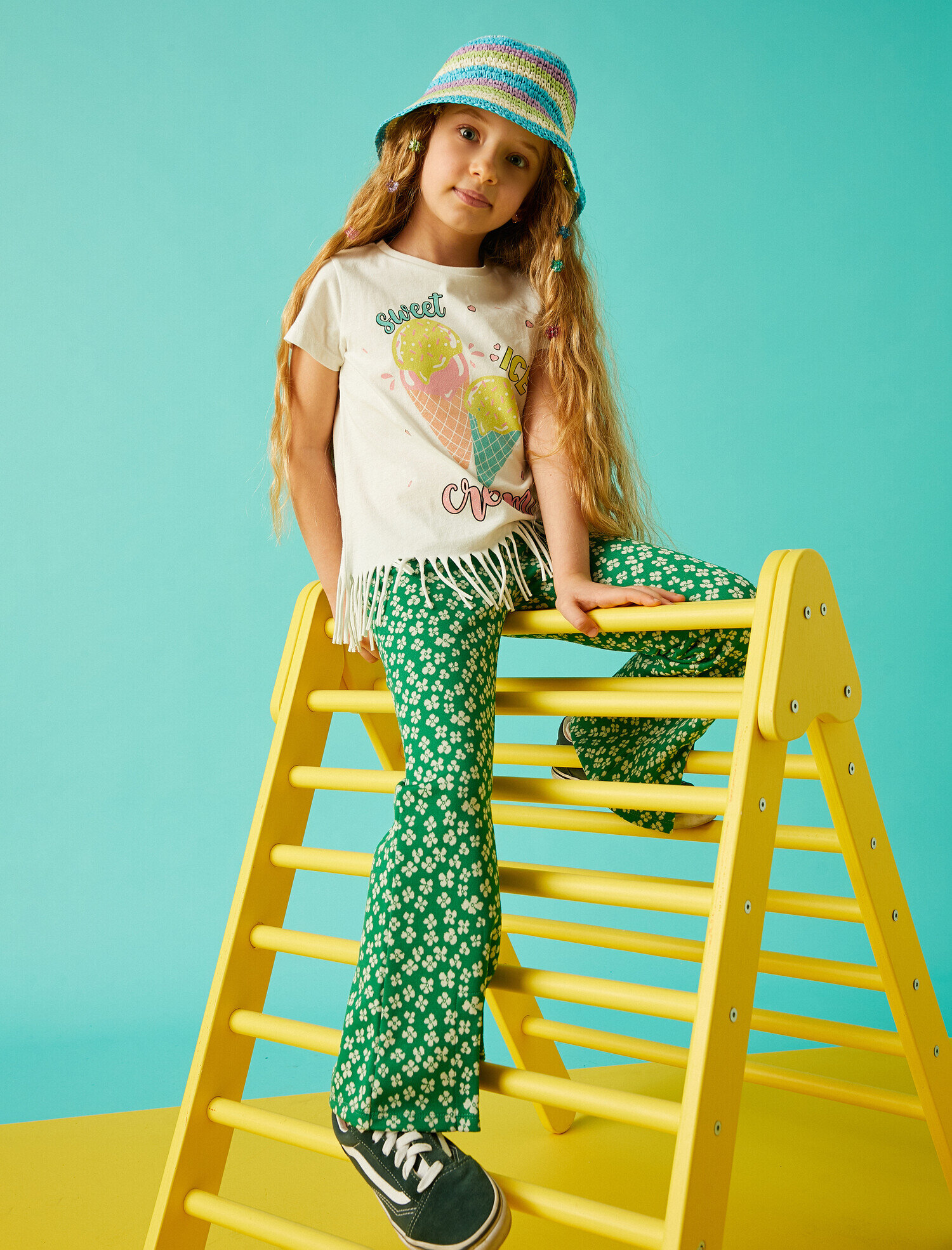  Kız Çocuk Yırtmaç Detaylı Çiçekli Pantolon