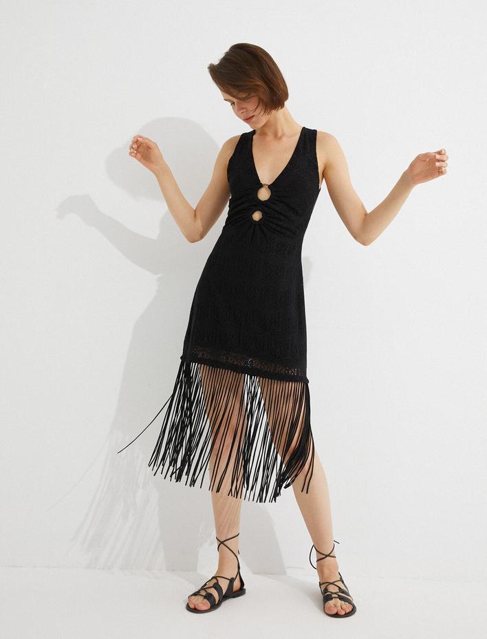  Melis Ağazat X Koton - Pencere Detaylı Püsküllü Örgü Elbise