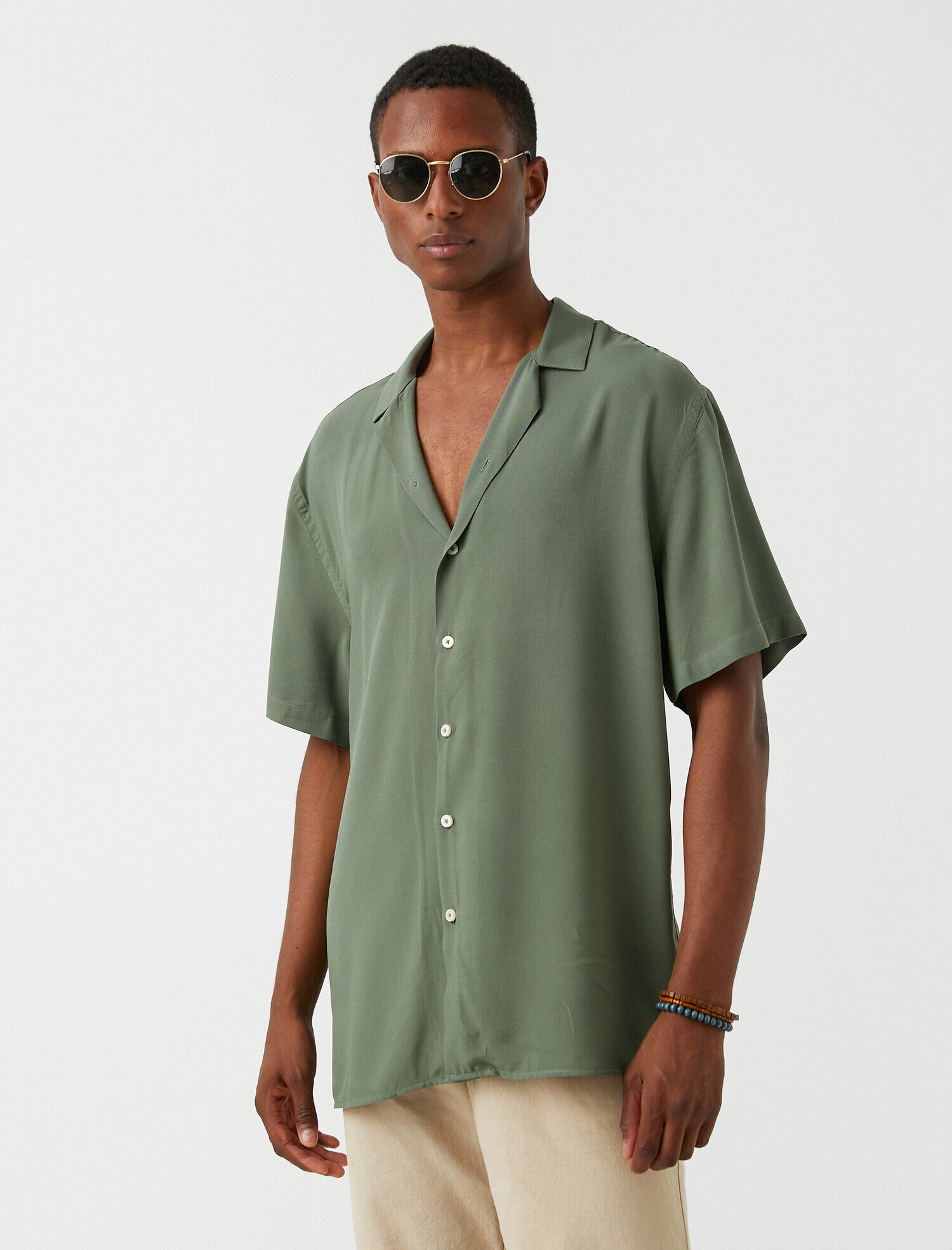   Devrik Yaka Kısa Kollu Gömlek