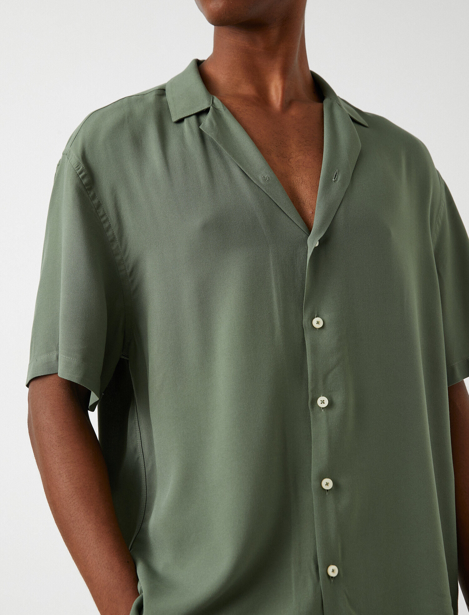   Devrik Yaka Kısa Kollu Gömlek