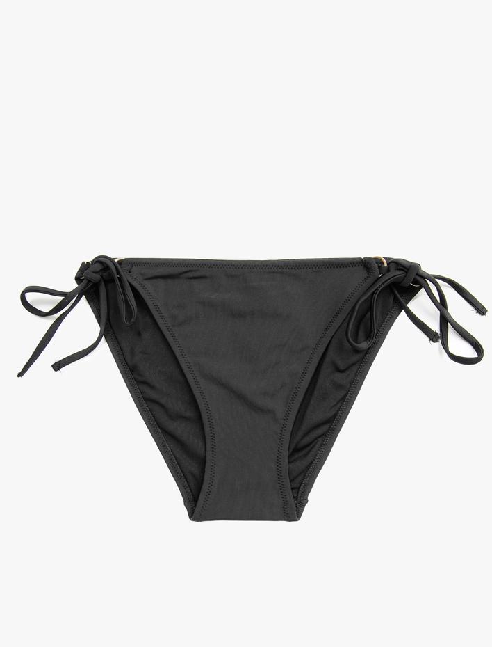  Metal Aksesuarlı Bikini Altını Bağlama Detaylı