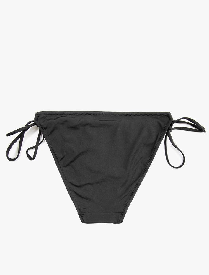  Metal Aksesuarlı Bikini Altını Bağlama Detaylı