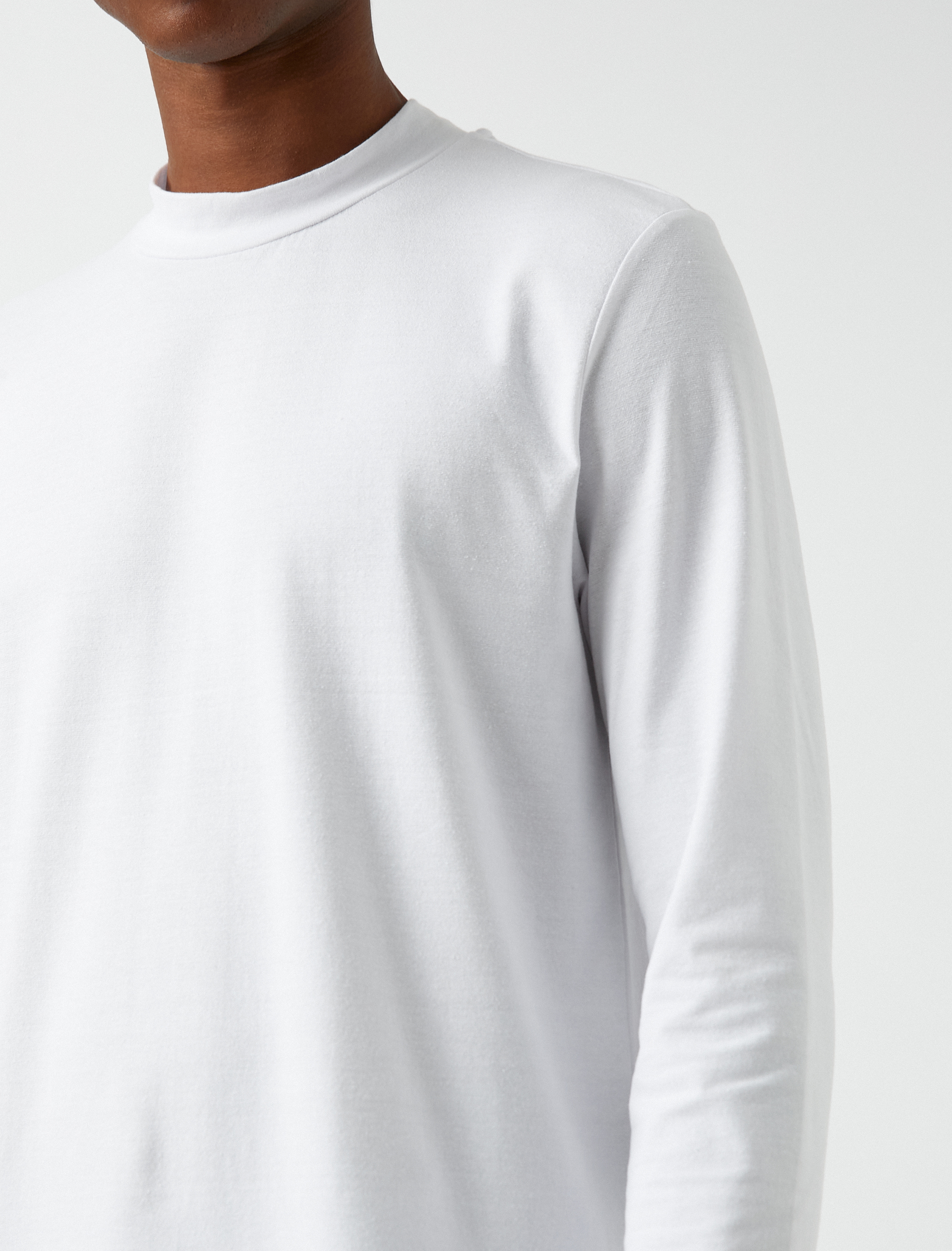 Yüksek Yaka Uzun Kollu Tişört