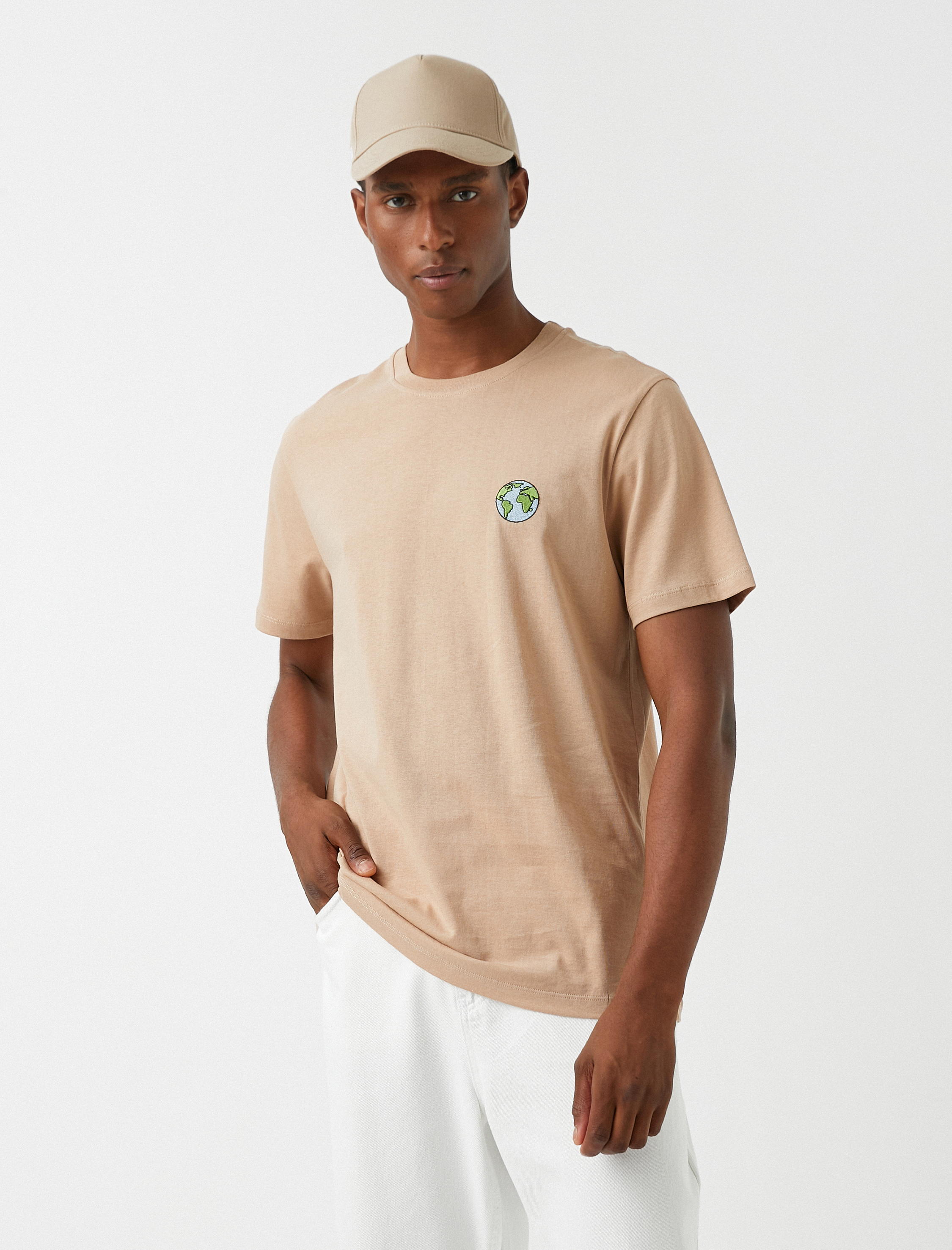   Dünya İşlemeli Tişört