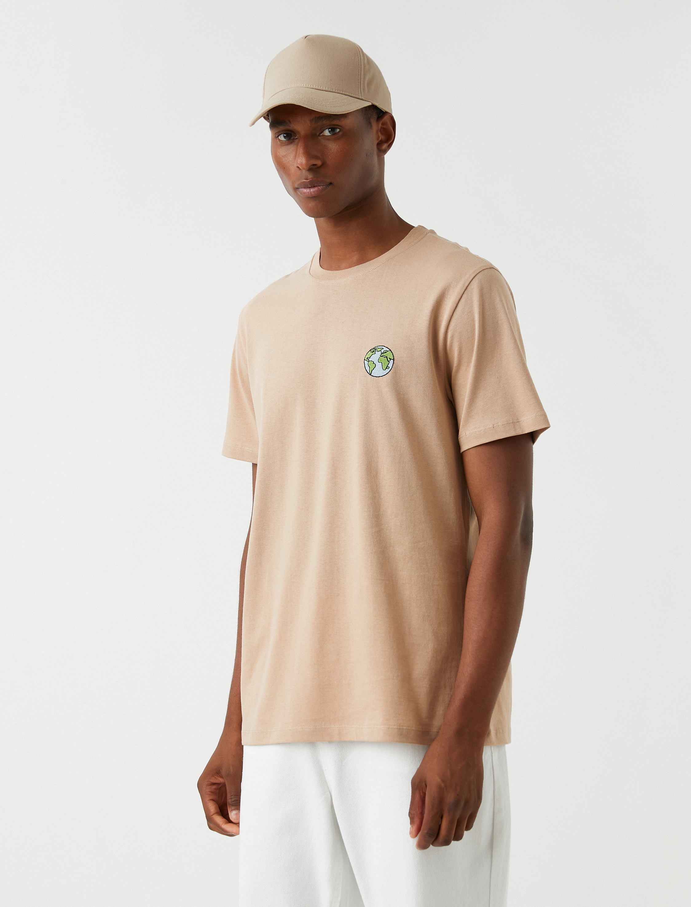   Dünya İşlemeli Tişört