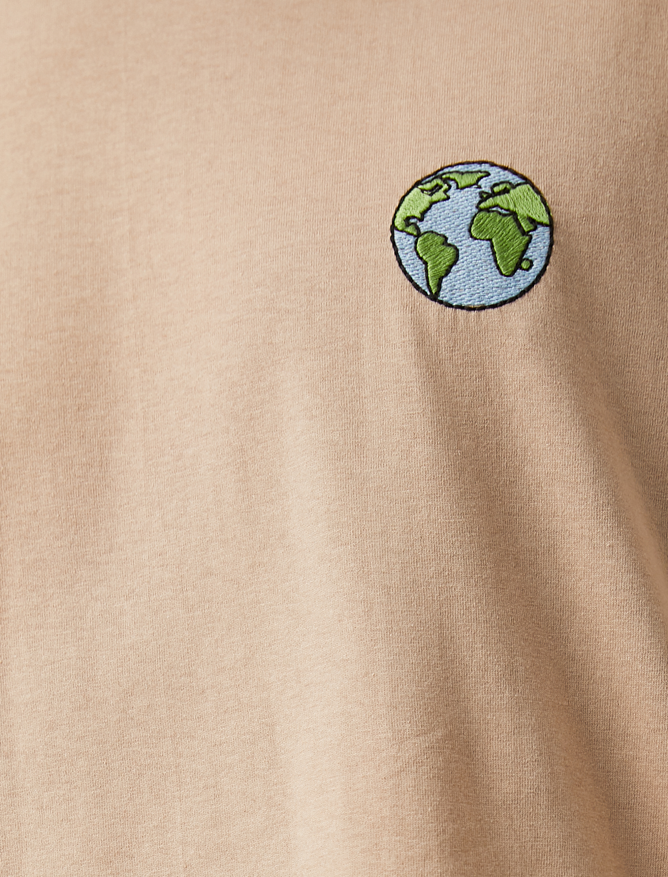   Dünya İşlemeli Tişört