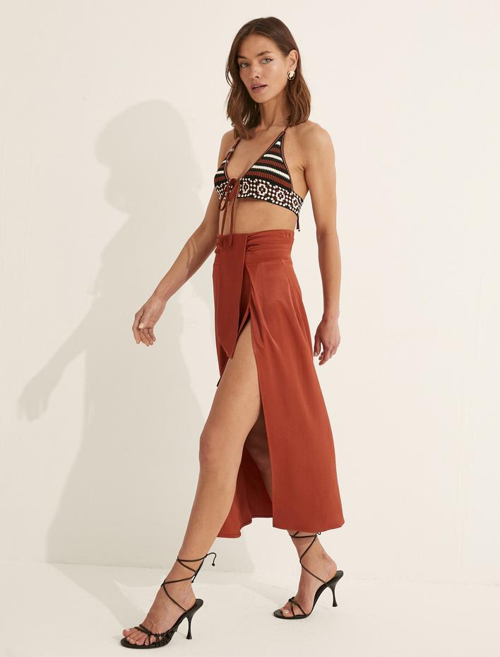  Melis Ağazat X Koton - Yırtmaçlı Kuşaklı Midi Boy Etek