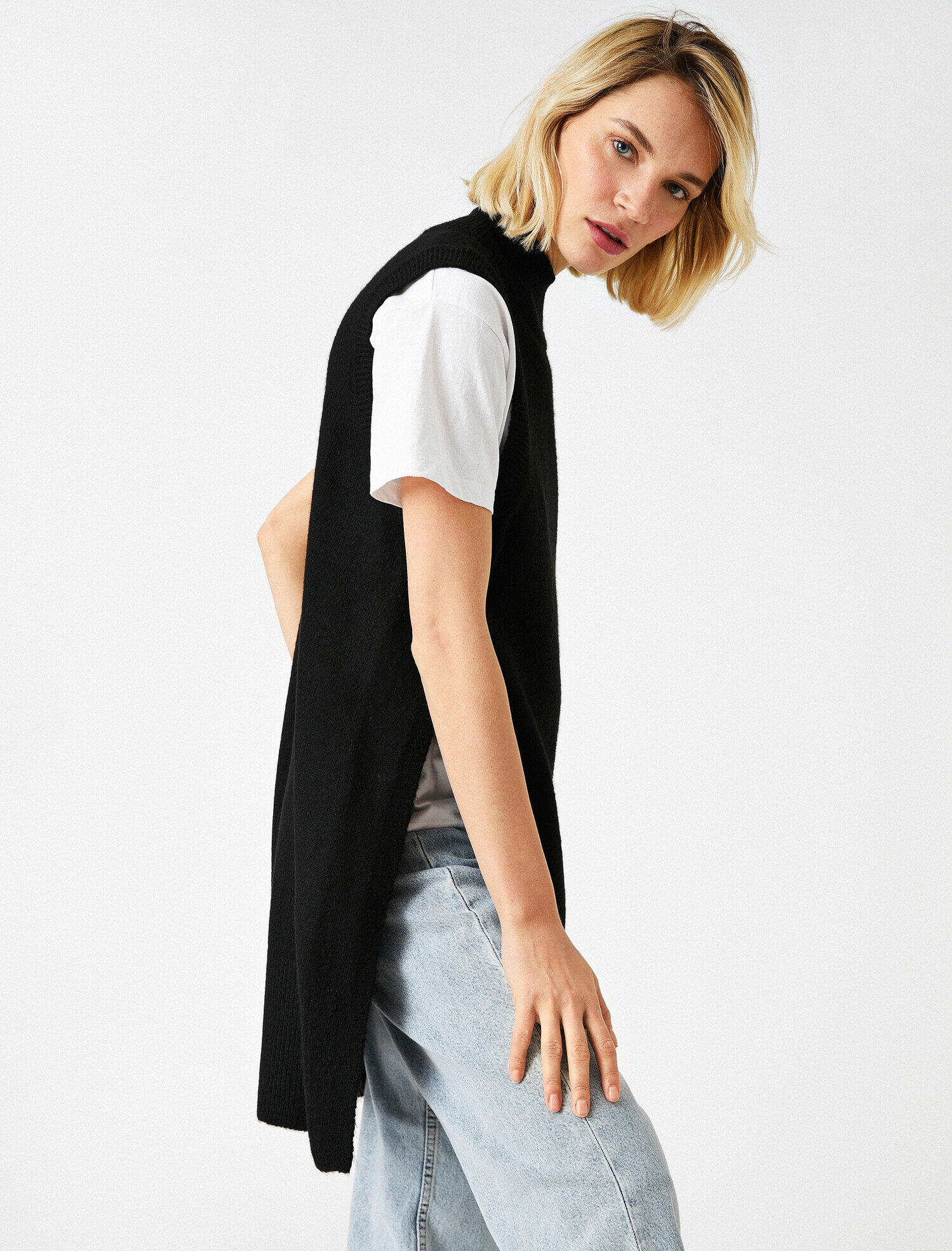   Uzun Süveter Dik Yaka Yırtmaçlı