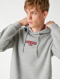 Baskılı Kapşonlu Sweatshirt Şardonlu