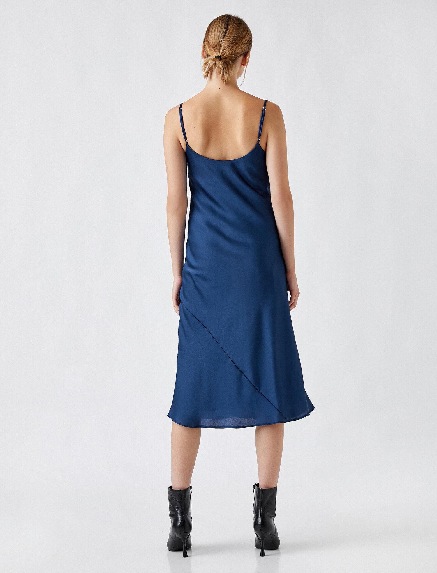   Degaje Yaka İnce Askılı Saten Midi Elbise