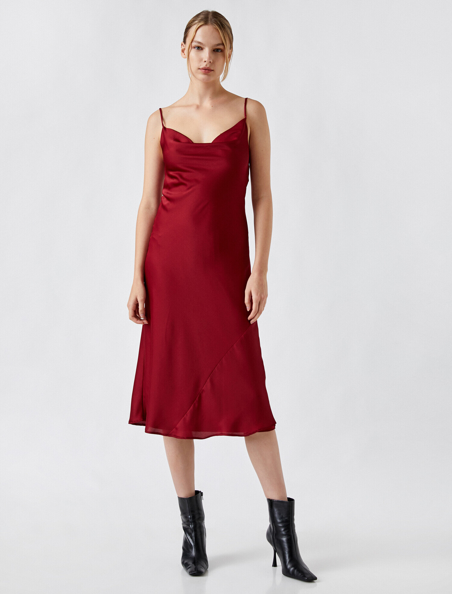   Degaje Yaka İnce Askılı Saten Midi Elbise