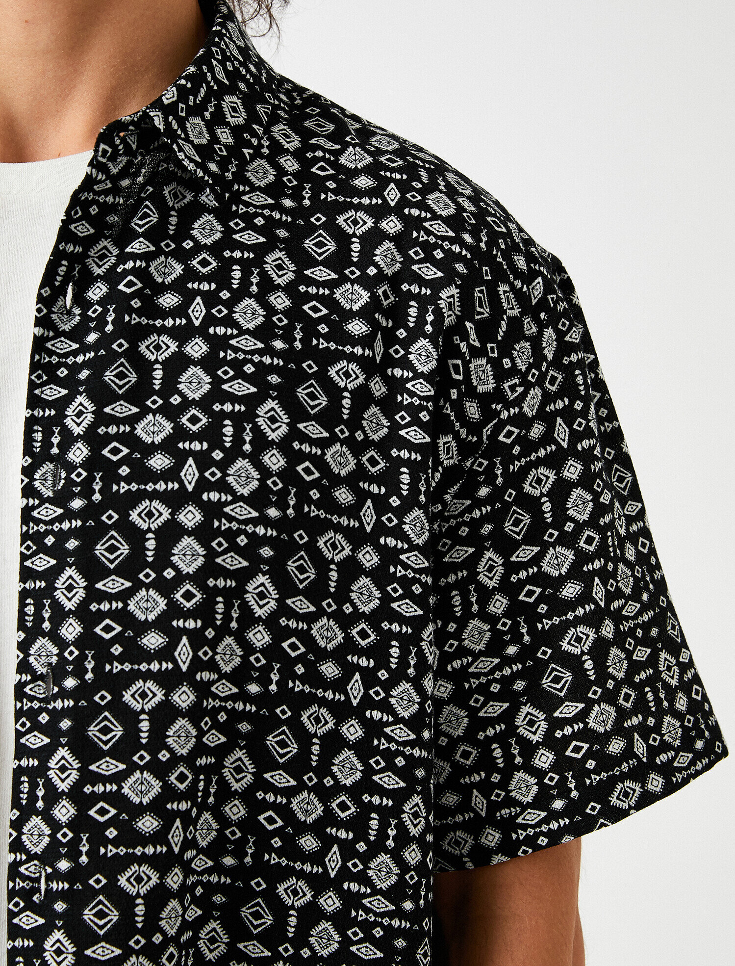   Etnik Desenli Kısa Kollu Gömlek