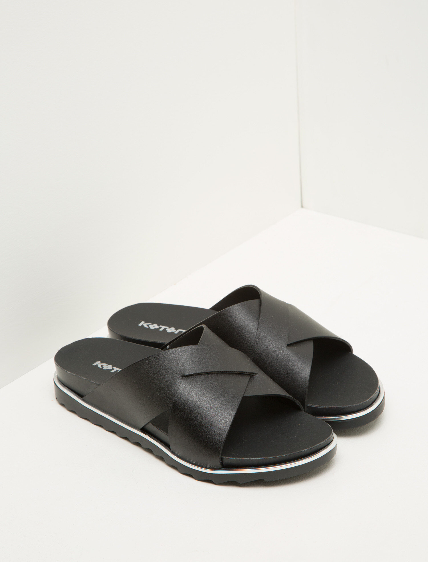  Kadın Metalik Görünümlü Terlik