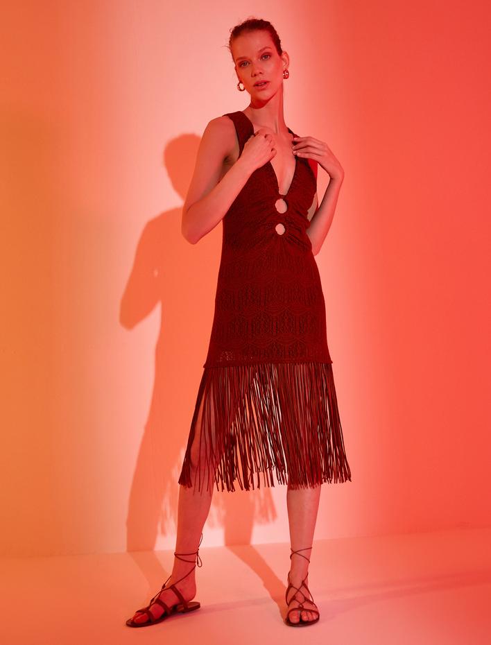  Melis Ağazat X Koton - Pencere Detaylı Püsküllü Örgü Elbise