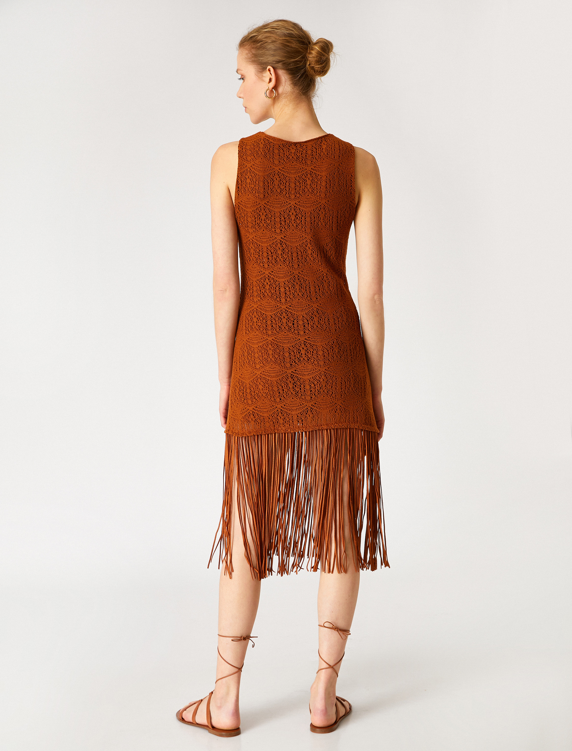   Melis Ağazat X Koton - Pencere Detaylı Püsküllü Örgü Elbise