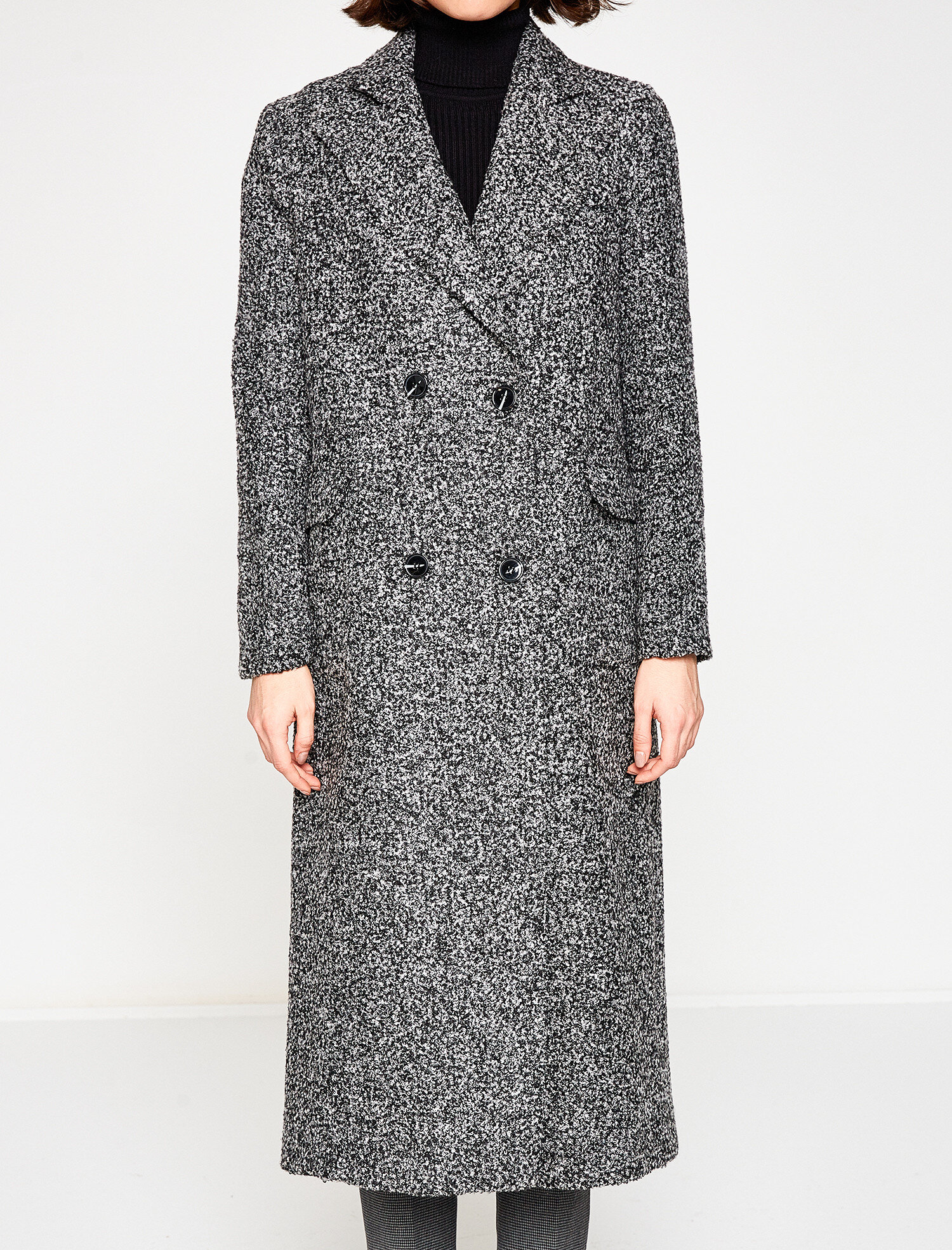   Düğme Detaylı Yün Kaban