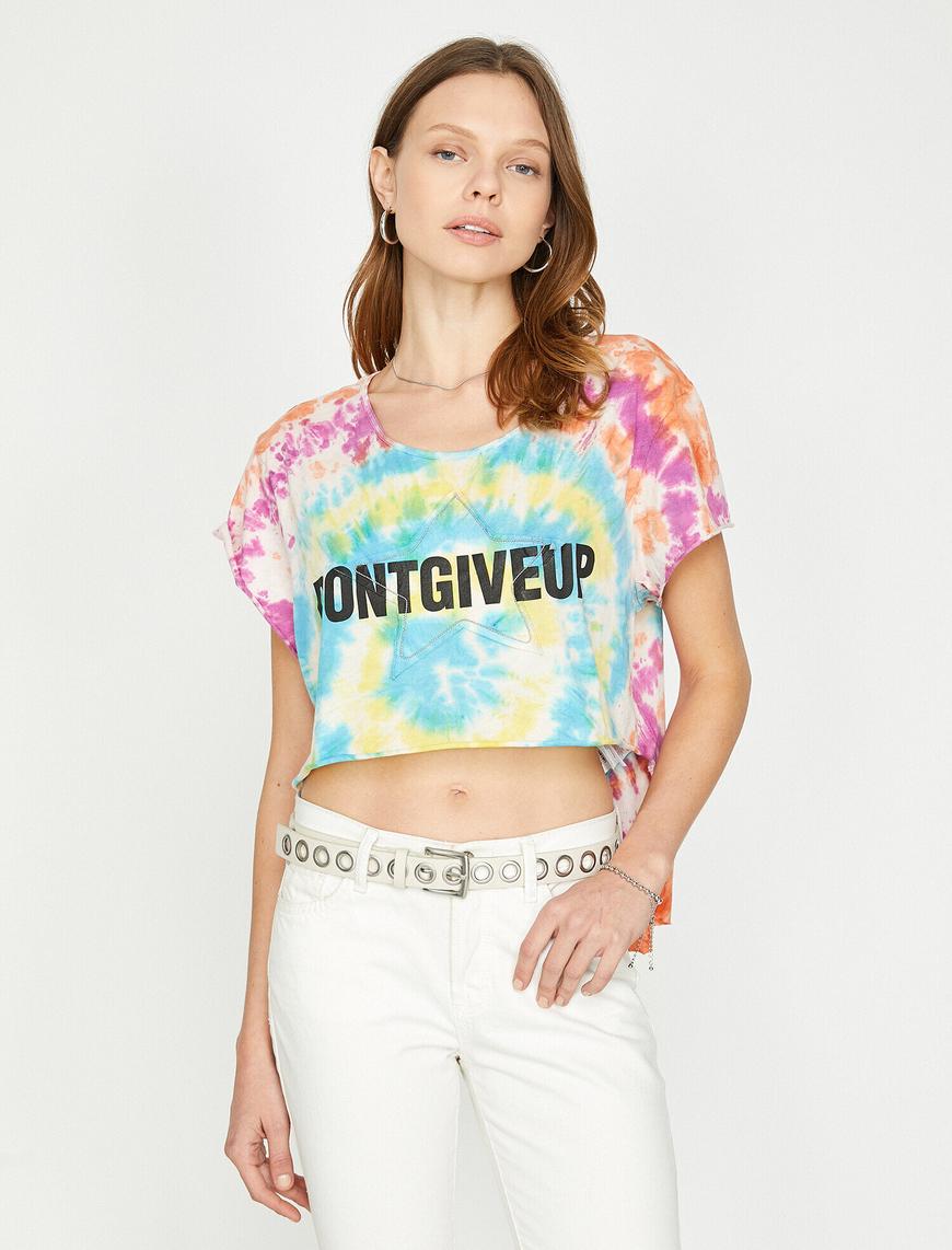   Batik Desenli Sloganlı Önü Kısa Arkası Uzun Tshirt