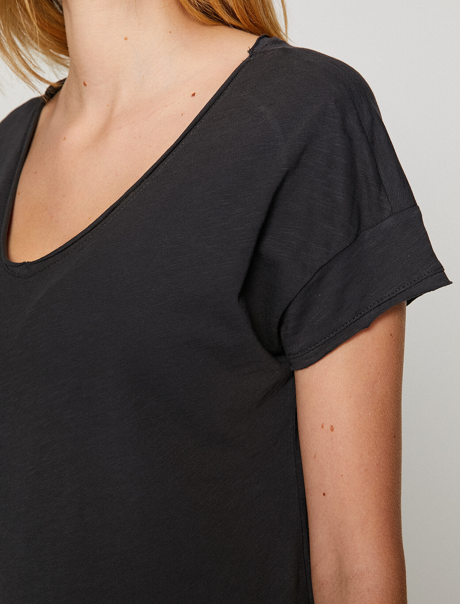   Geniş Yaka Tişört