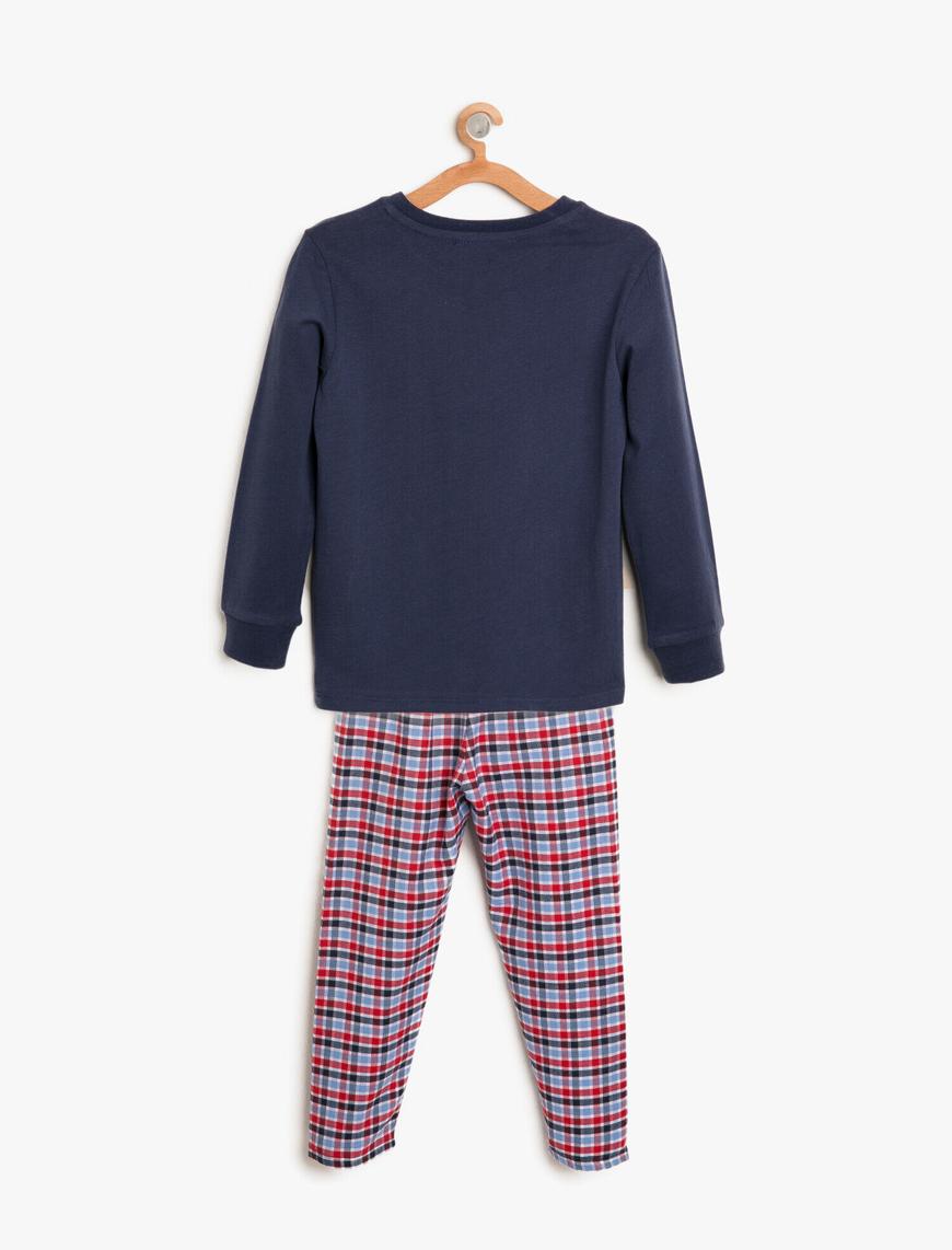  Erkek Çocuk Yılbaşı Temalı Pijama Seti