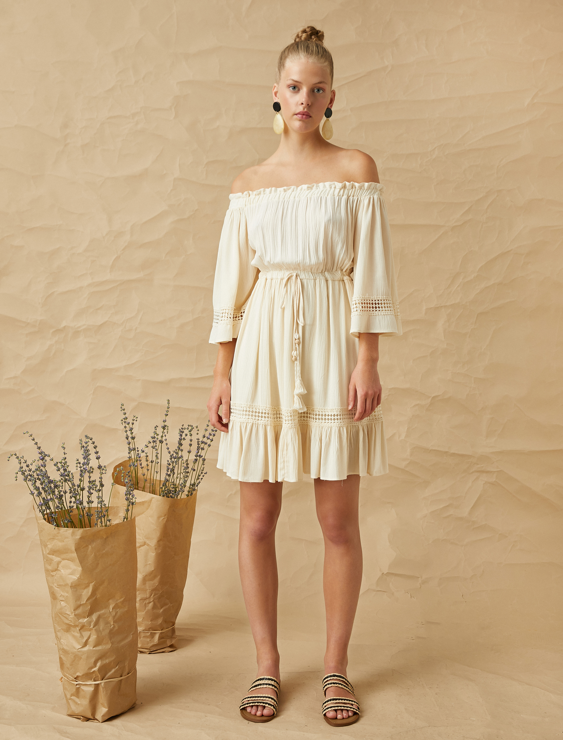 Omzu Açık Bağlama Detaylı Mini Elbise