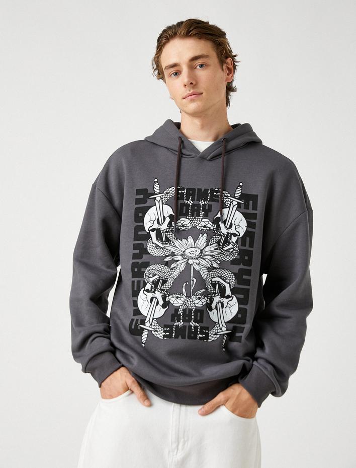  Kapşonlu Oversize Sweatshirt Şardonlu Kuru Kafa Baskılı