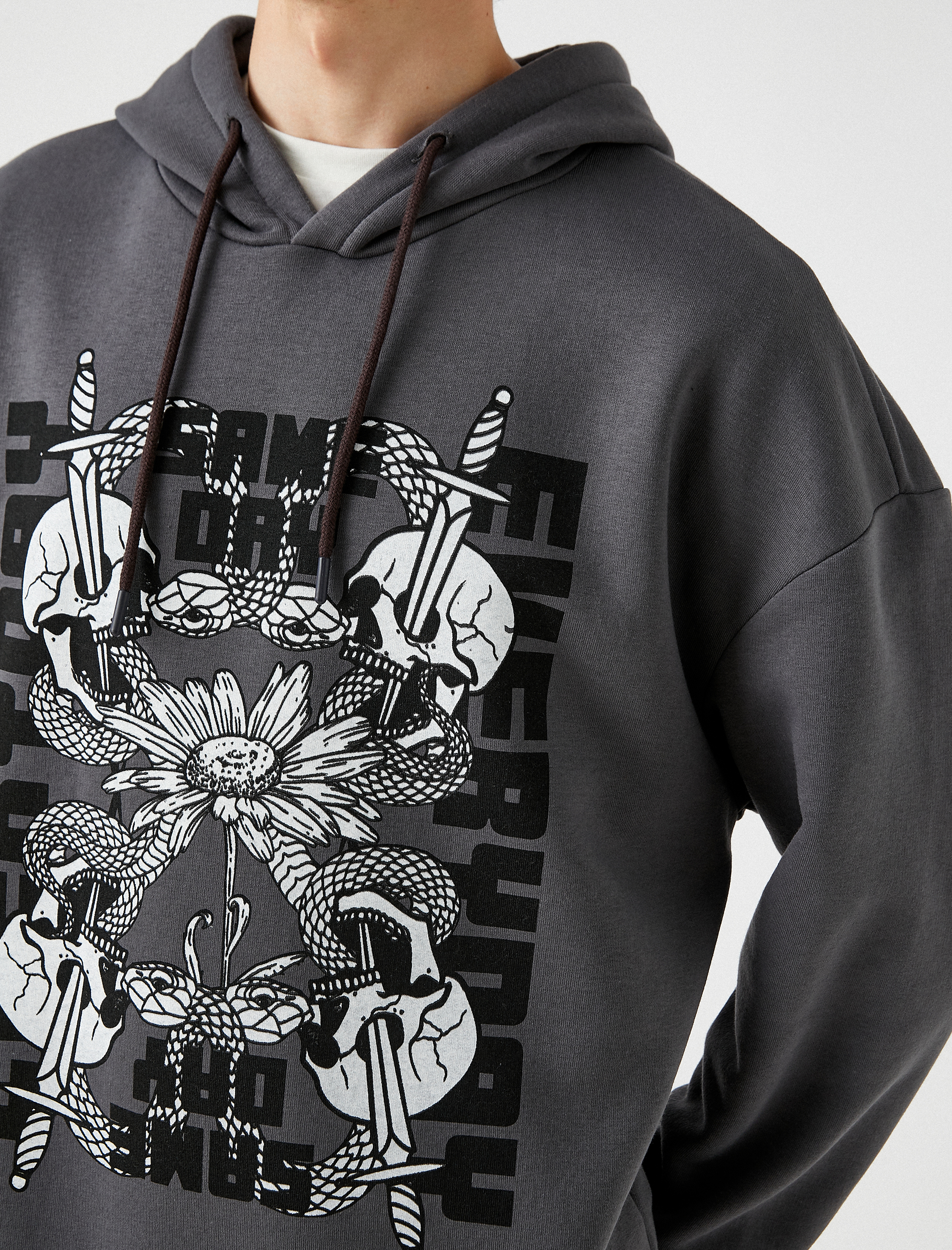   Kapşonlu Oversize Sweatshirt Şardonlu Kuru Kafa Baskılı