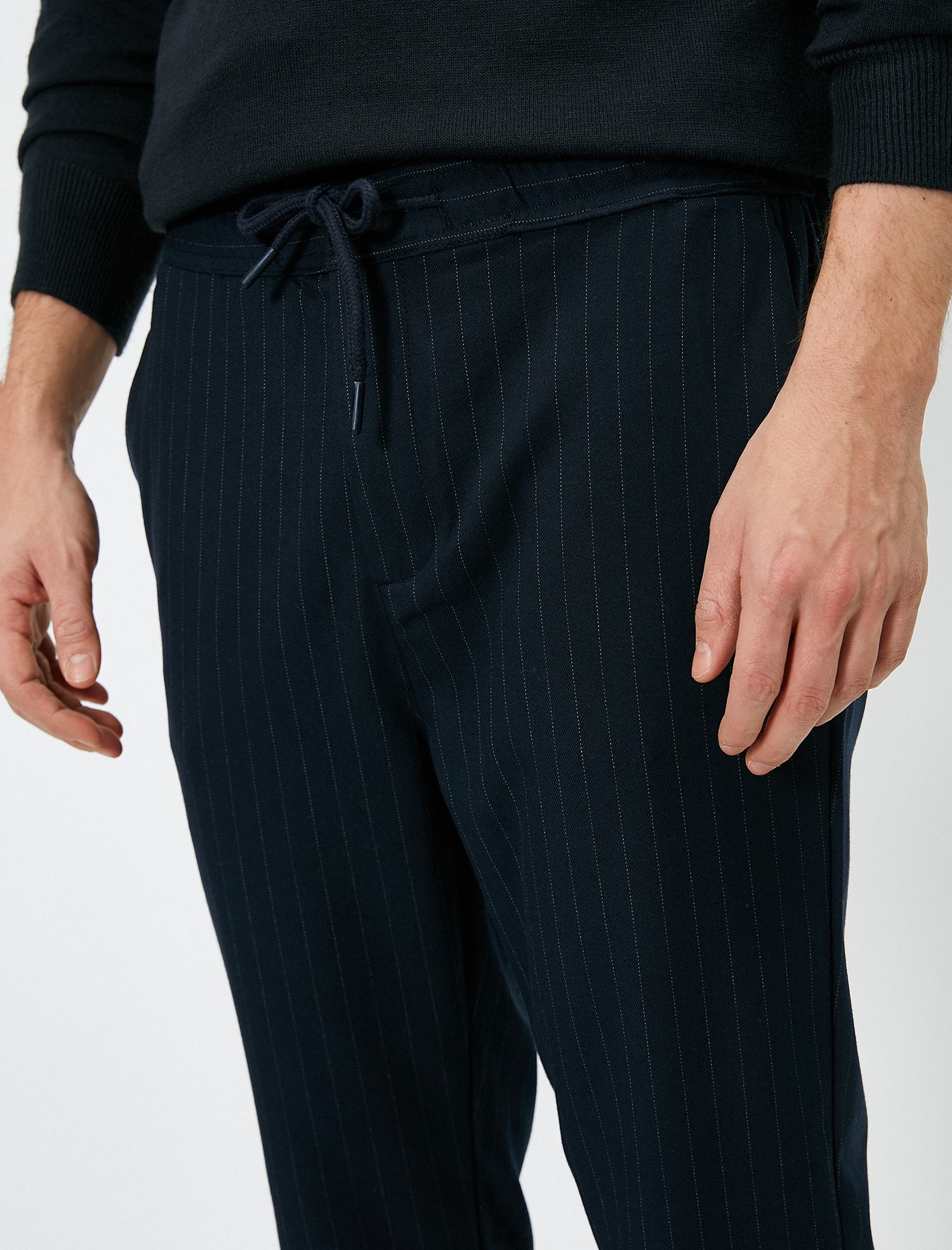 Beli Bağlamalı ve Lastikli Rahat Fit Çizgili Pantolon