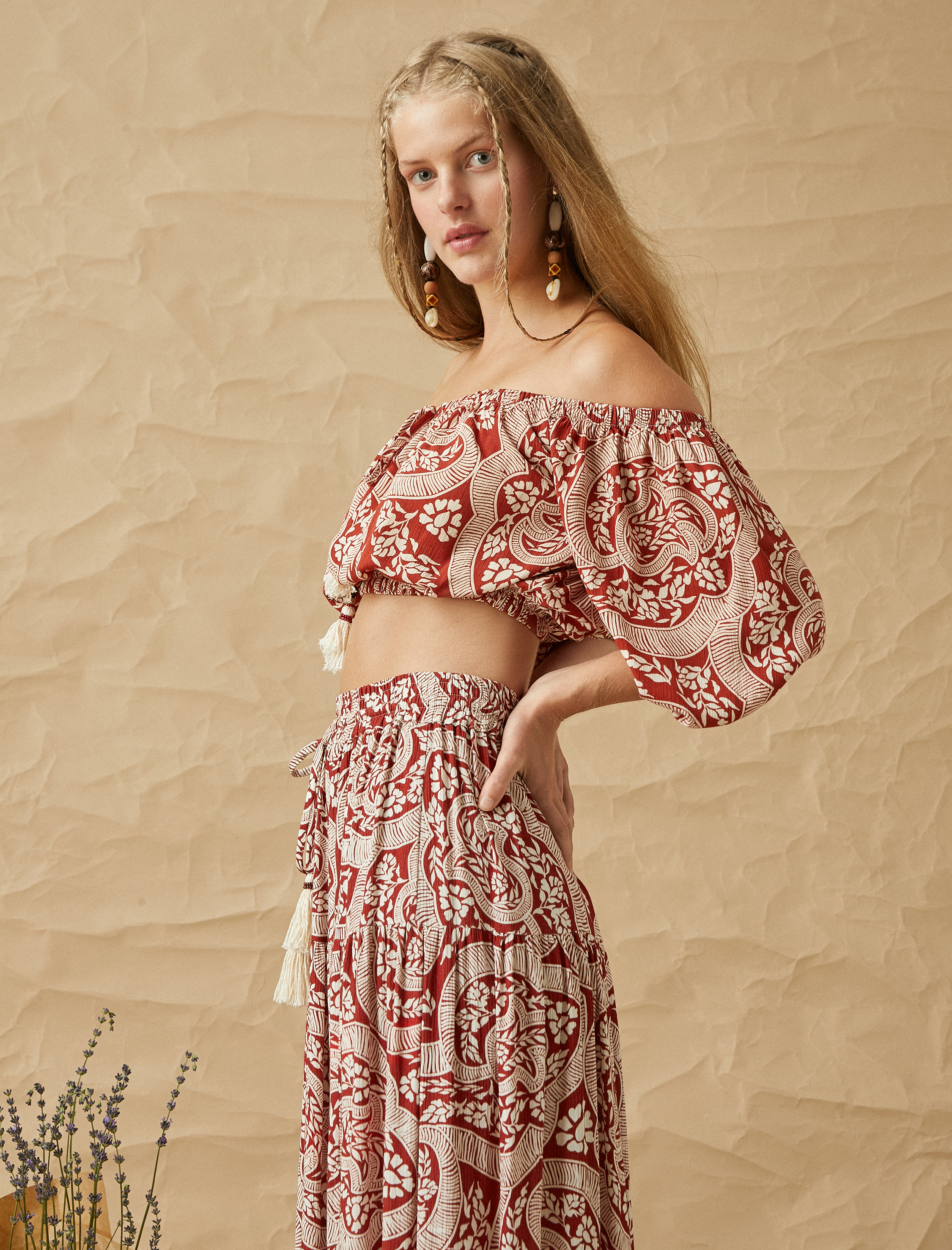   Püskül Detaylı Omzu Açık Crop Bluz