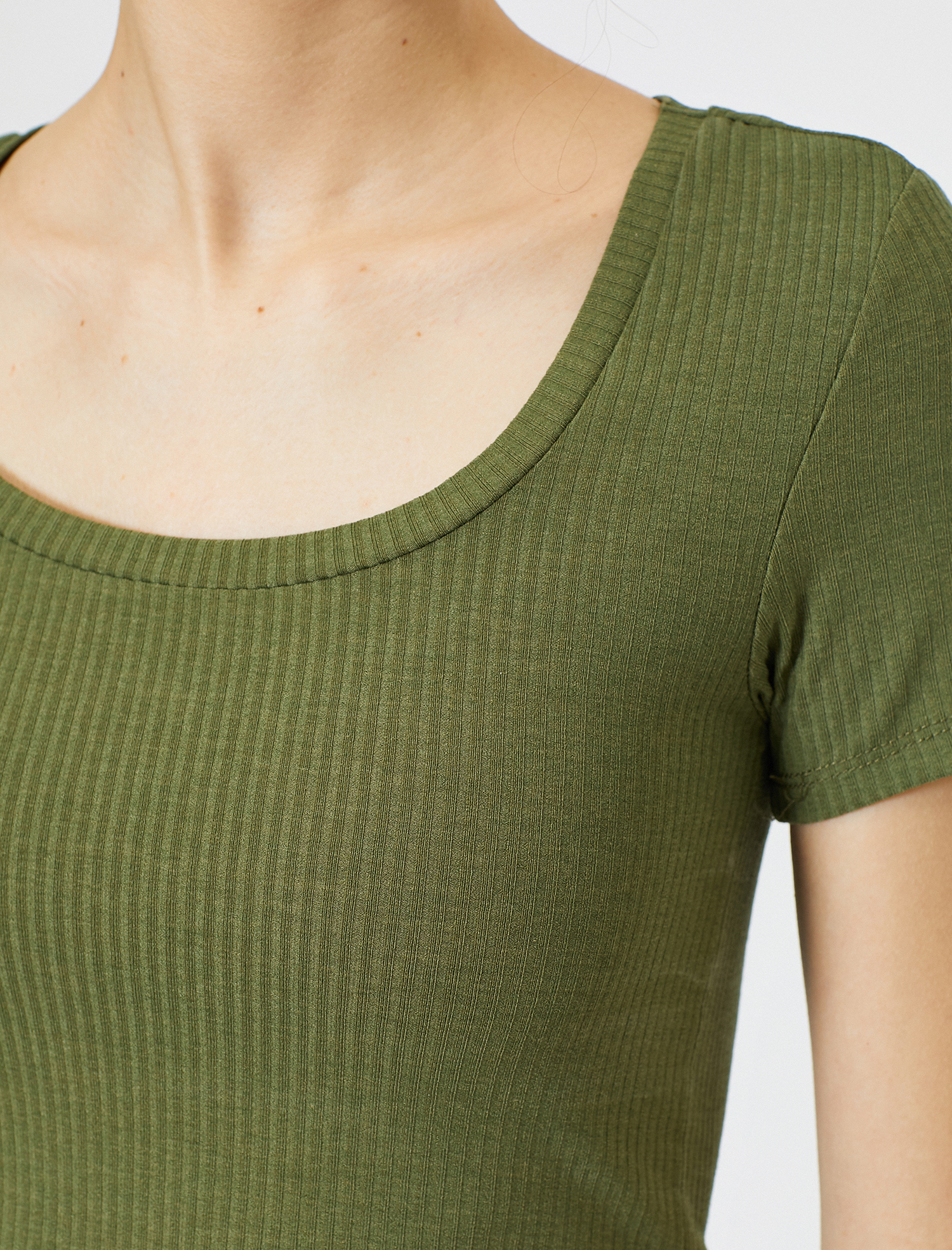   Yuvarlak Yaka Kısa Kollu Body