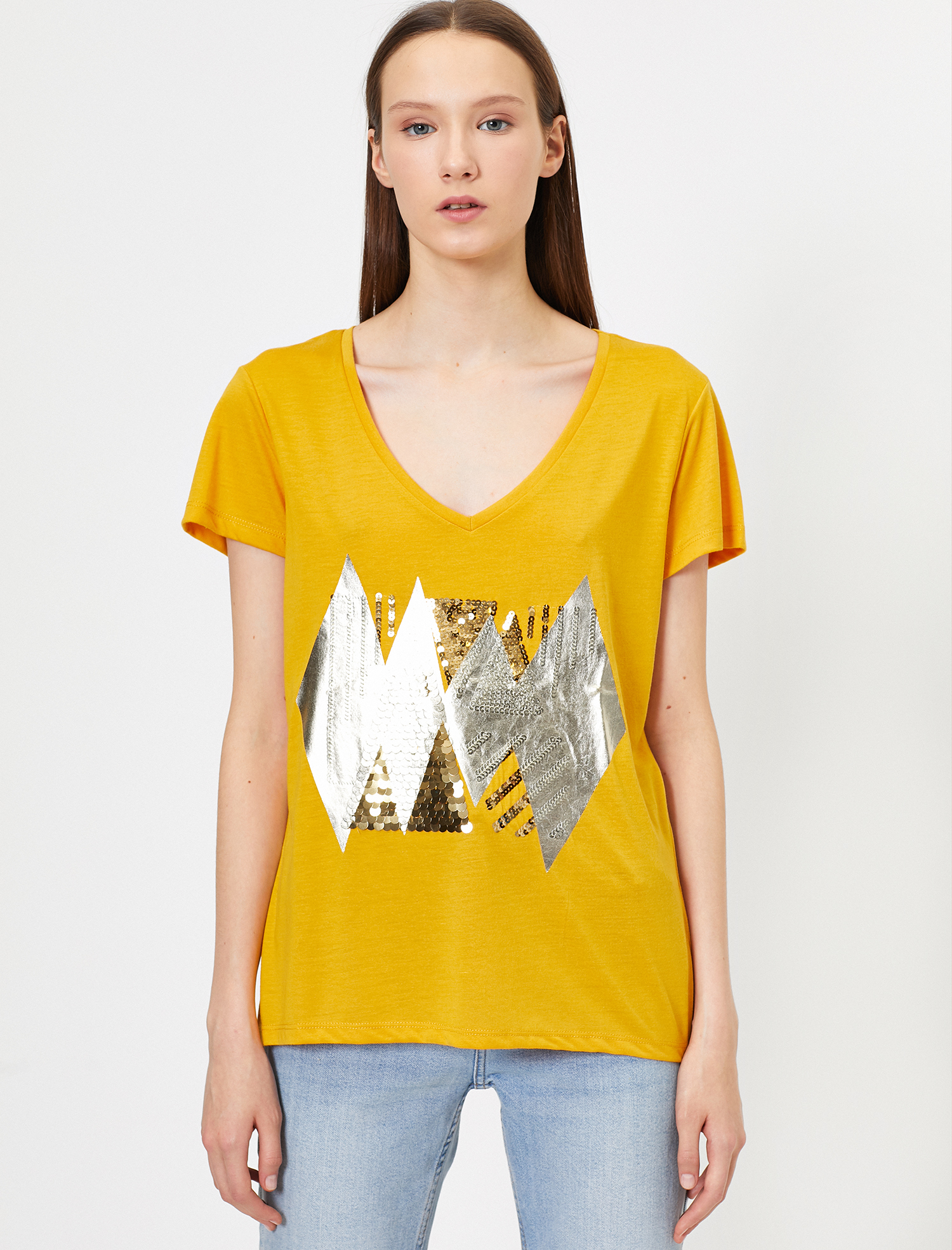   Pul Detaylı Kısa Kollu Tişört