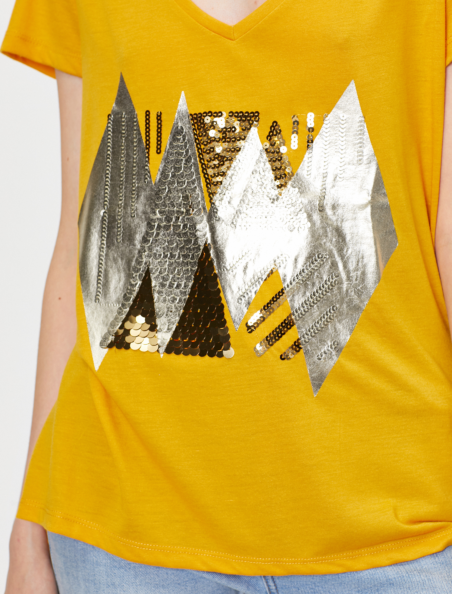   Pul Detaylı Kısa Kollu Tişört