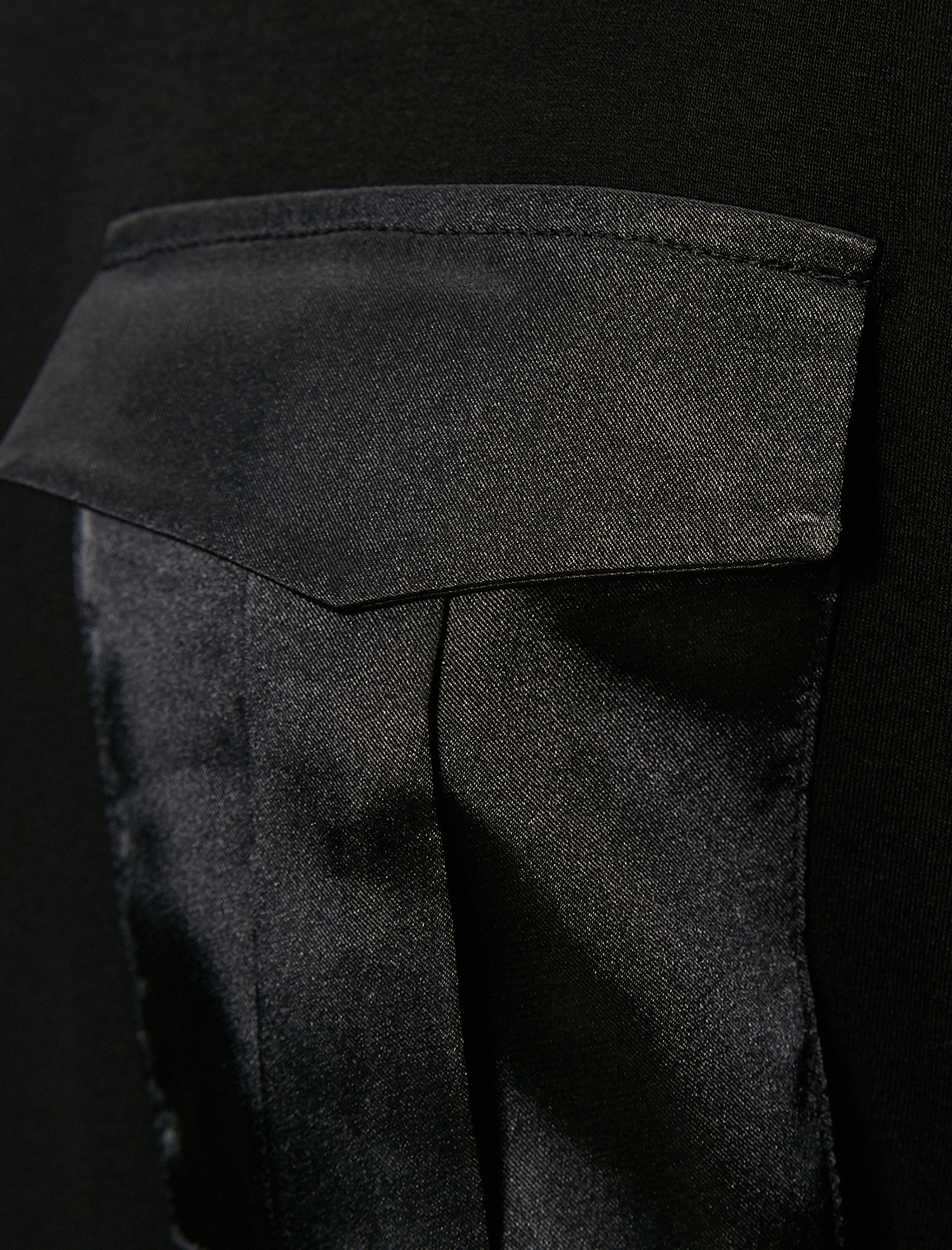   Saten Cep Detaylı Kısa Kollu Tişört