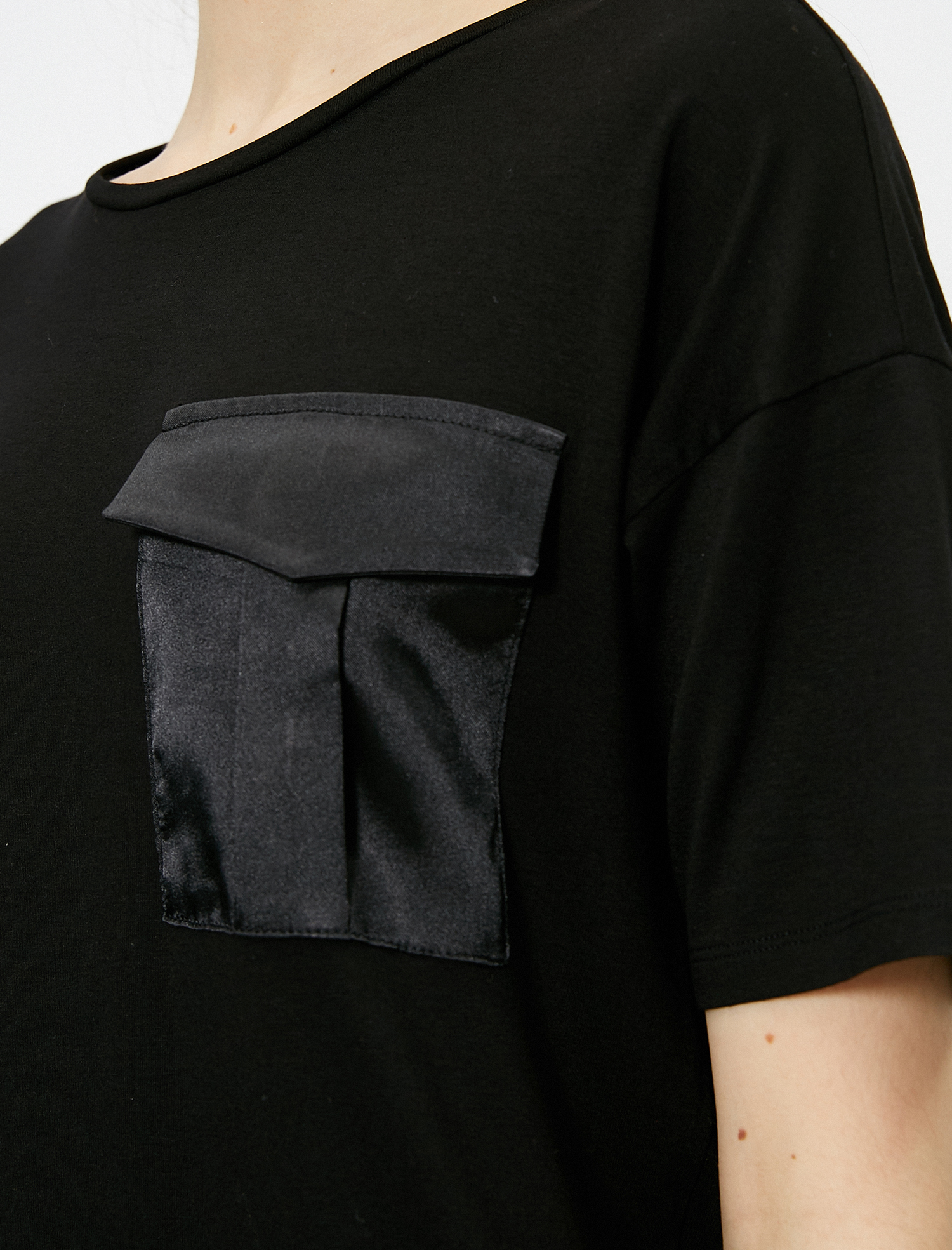   Saten Cep Detaylı Kısa Kollu Tişört