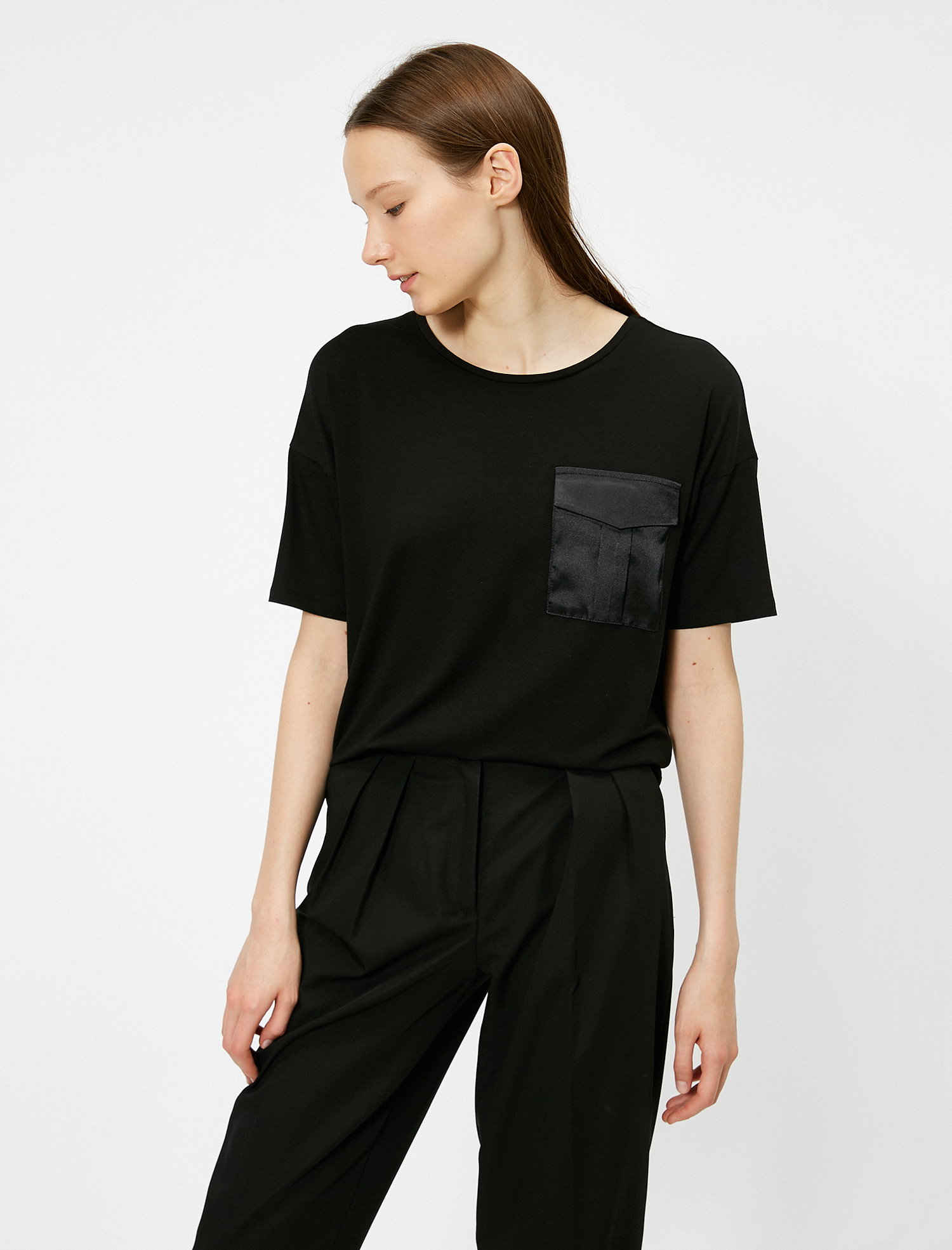   Saten Cep Detaylı Kısa Kollu Tişört