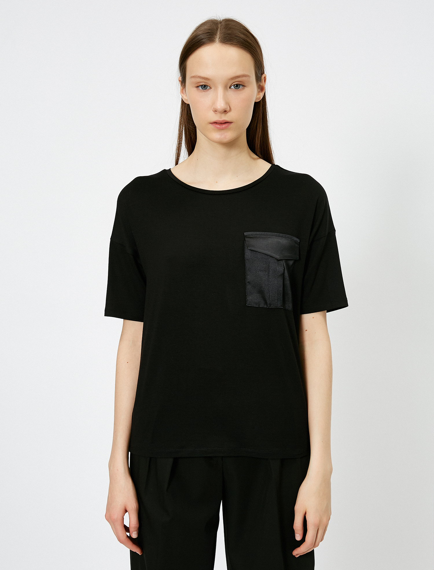   Saten Cep Detaylı Kısa Kollu Tişört