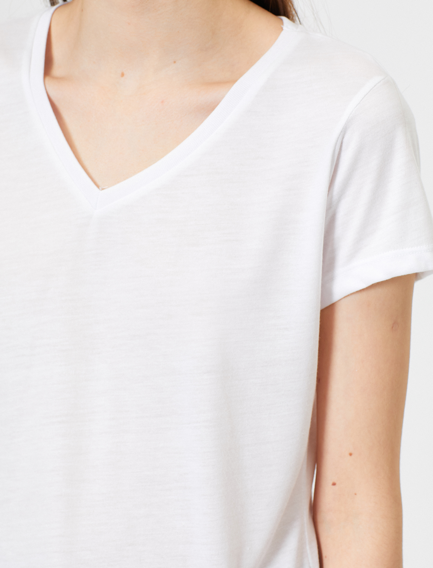   V Yaka Rahat Kalıp Basic Tişört